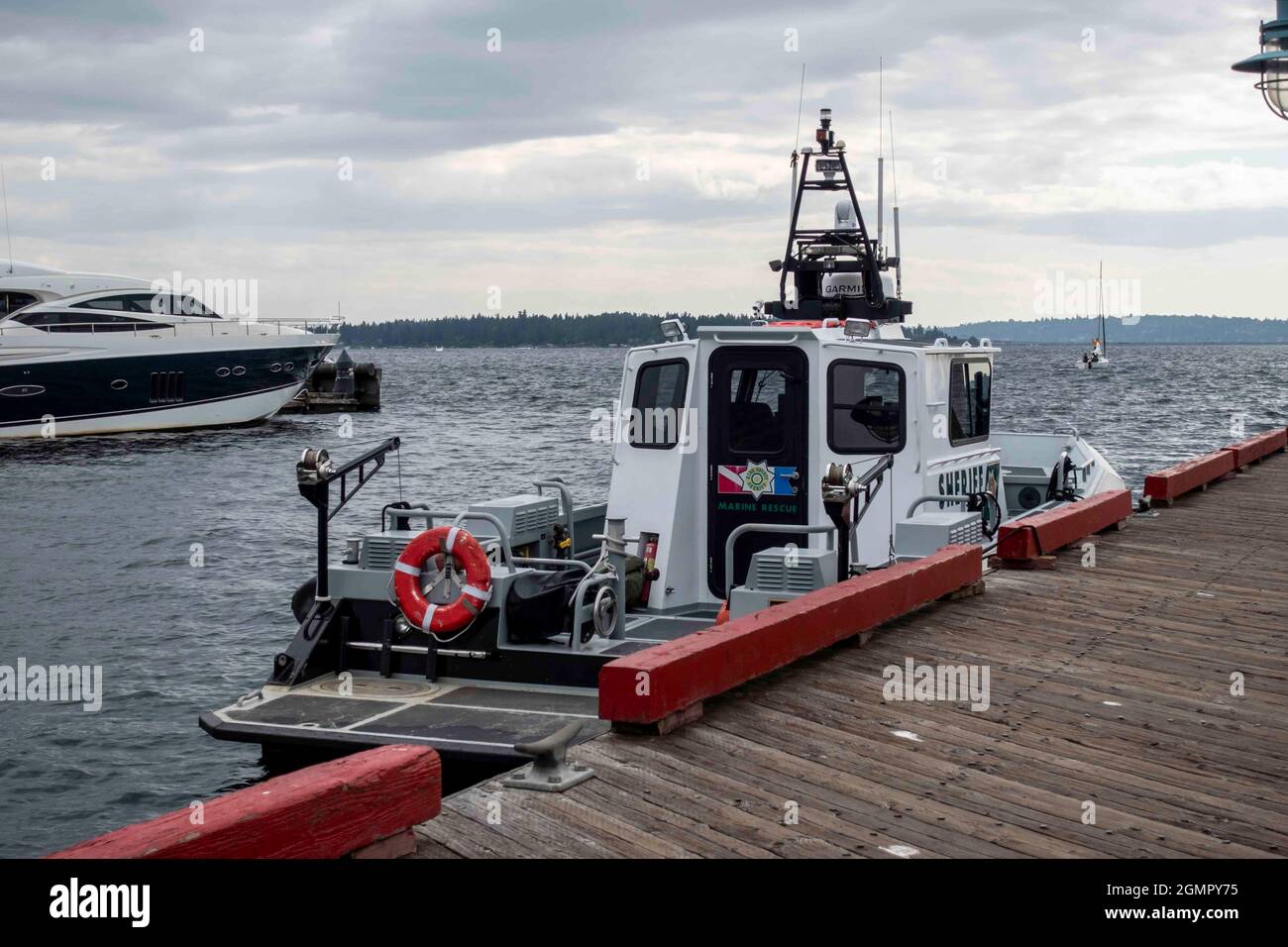 Kirkland, WA USA - ca. August 2021: Blick auf das King County Sheriff Marine Rescue Boot, das am Dock geparkt ist Stockfoto