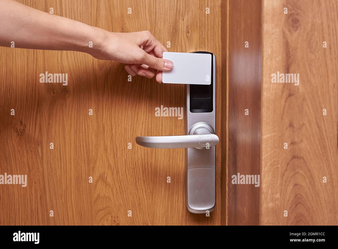 Digitales Türschloss mit Schlüsselkarte von Hand öffnen. Sicherheitsalarm-Konzept im Hotelzimmer Stockfoto