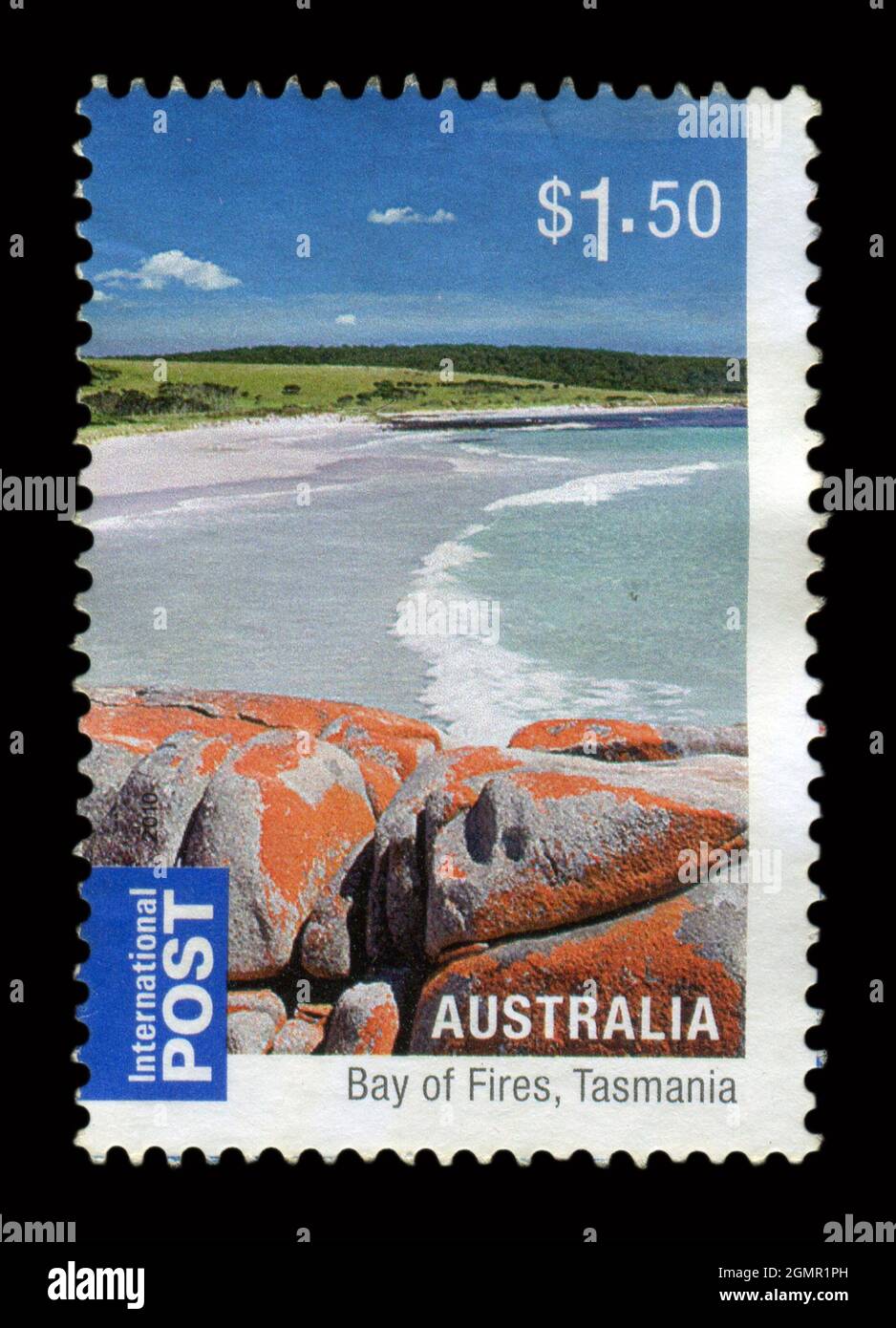 Die in Australien gedruckte Marke zeigt das Bild der Bay of Fires, Tasmanien, um 2010. Stockfoto