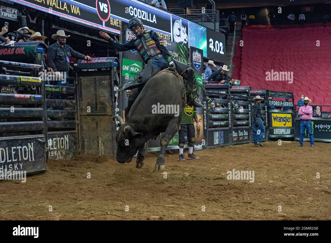 Newark, Usa. September 2021. Derek Kolbaba reitet Godzilla während des Professional Bull Riders 2021 Unleash the Beast Events im Prudential Center in Newark. (Foto von Ron Adar/SOPA Images/Sipa USA) Quelle: SIPA USA/Alamy Live News Stockfoto