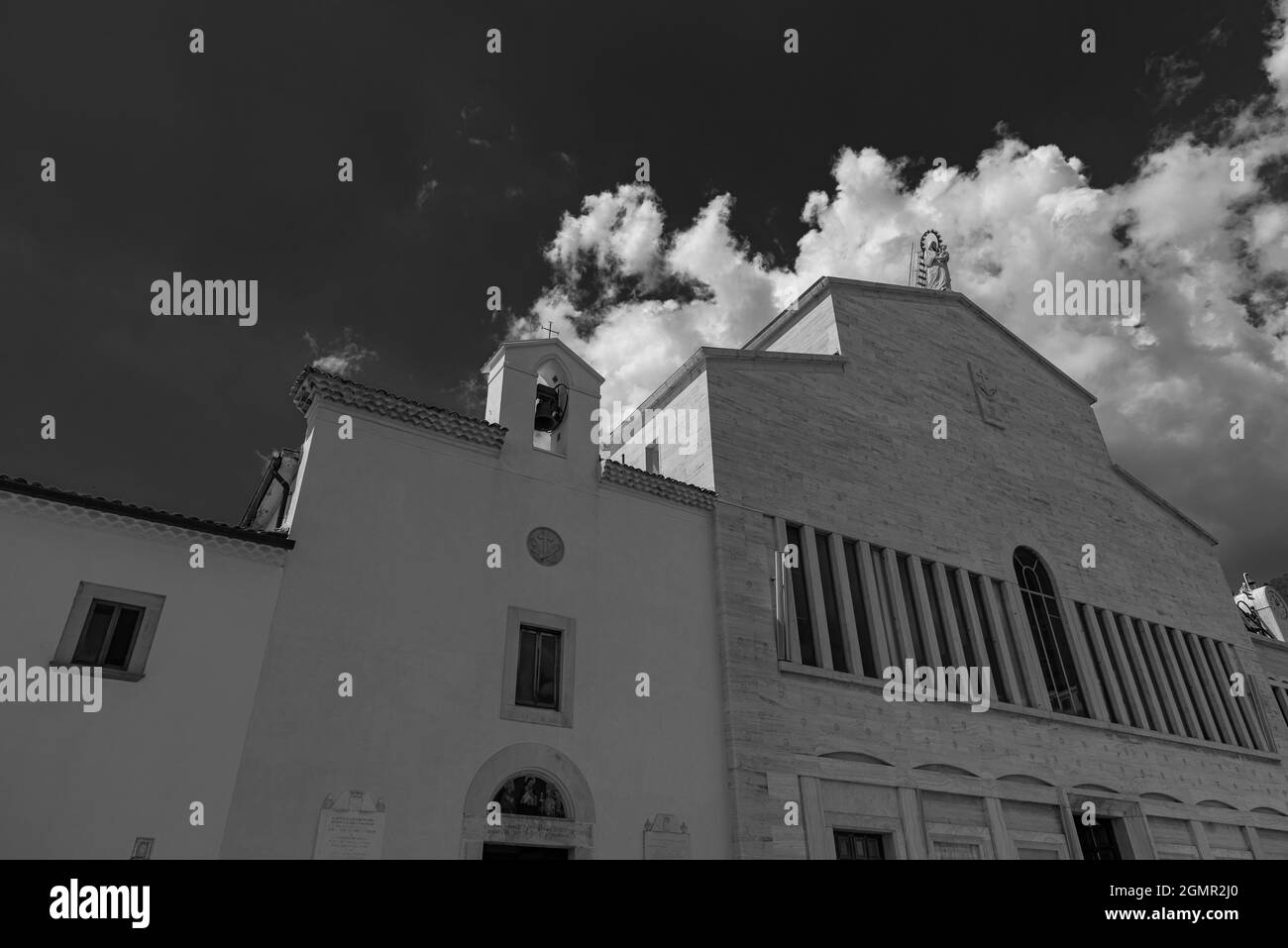 Die Kirche Santa Maria delle Grazie mit dem angrenzenden Kloster ist allgemein bekannt als der Ort, wo Pater Pio von Pietrelcina lebte, beginnen Stockfoto
