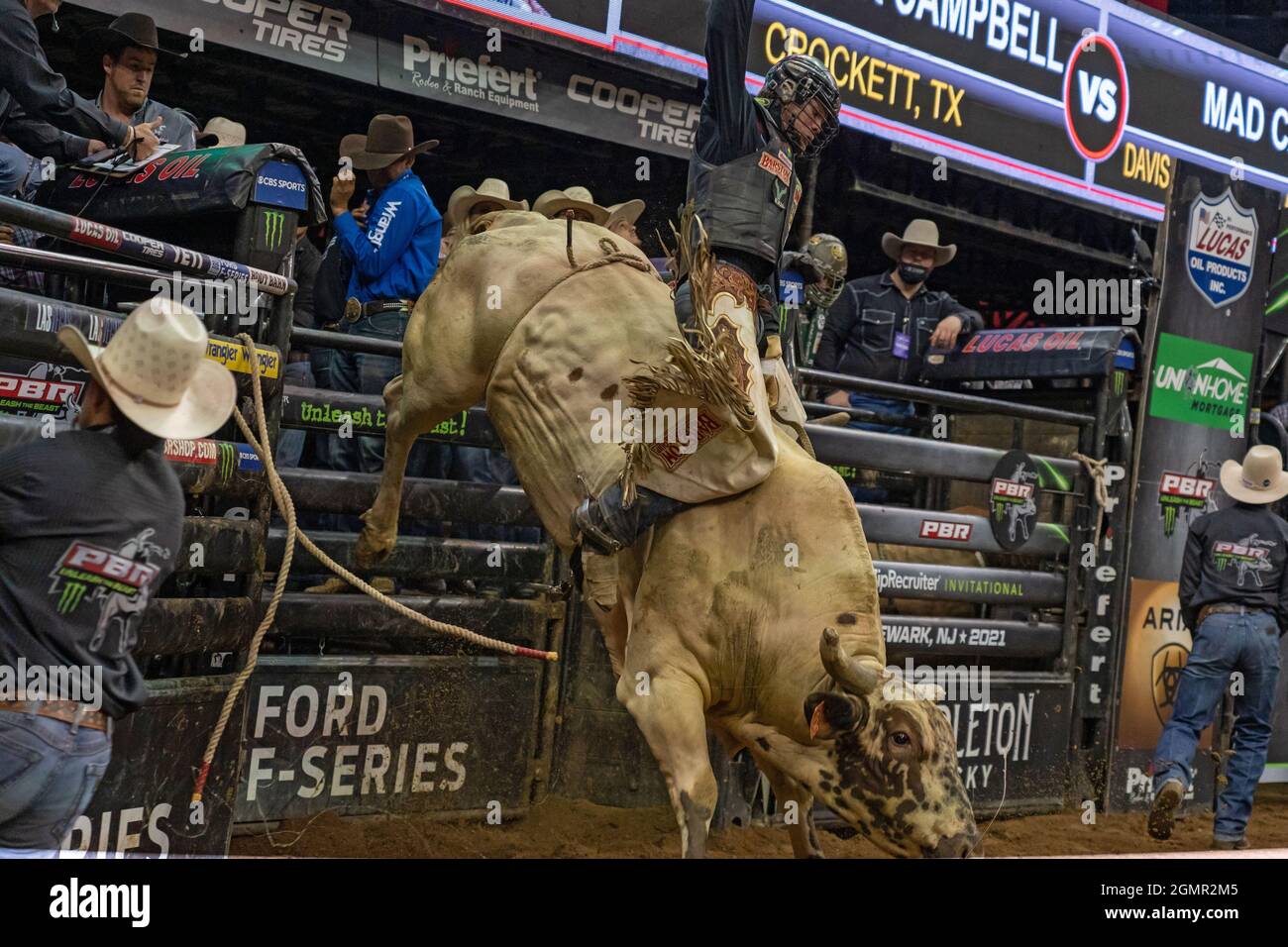 Newark, Usa. September 2021. Boudreaux Campbell reitet Mad Calvin während der Professional Bull Riders 2021 Entfesseln Sie das Beast-Event im Prudential Center in Newark. (Foto von Ron Adar/SOPA Images/Sipa USA) Quelle: SIPA USA/Alamy Live News Stockfoto