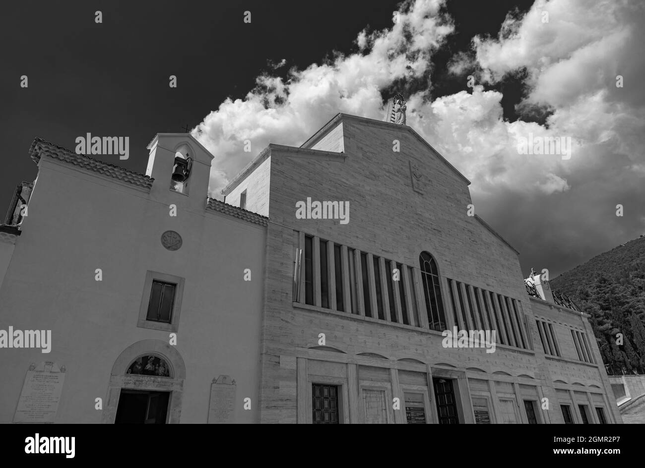 Die Kirche Santa Maria delle Grazie mit dem angrenzenden Kloster ist allgemein bekannt als der Ort, wo Pater Pio von Pietrelcina lebte, beginnen Stockfoto