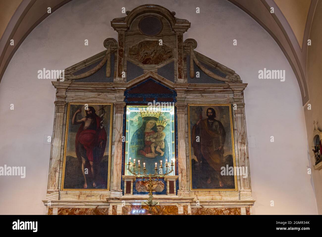 Die Kirche hat einen rechteckigen Grundris mit einer einfachen façade, die von einem Portal mit einer Lünette mit Fresken, einem kleinen Rosenfenster und einem zentralen Glockenturm verziert ist. Stockfoto