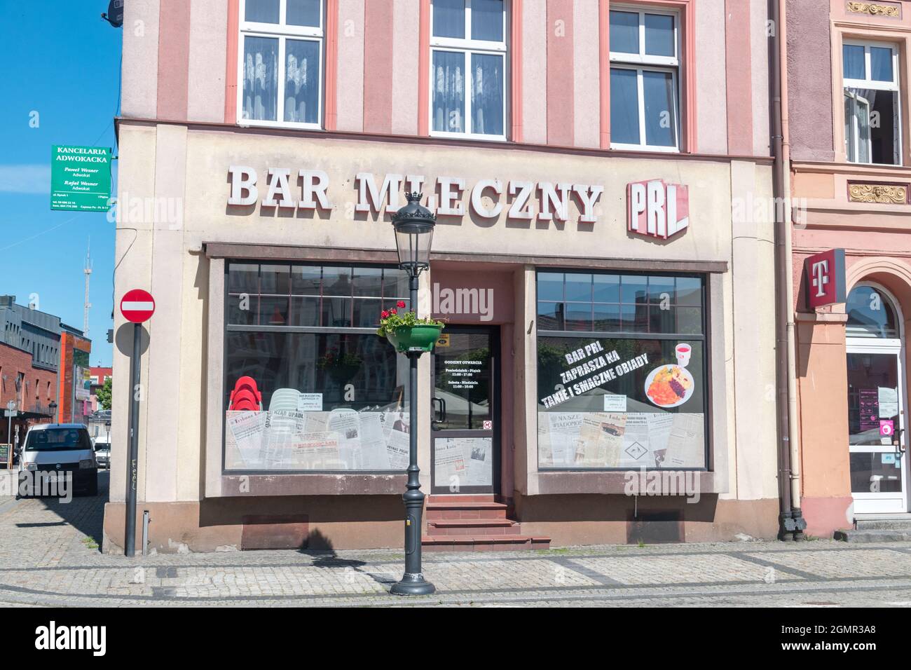 Koscierzyna, Polen - 31. Mai 2021: Milchbar der Polnischen Volksrepublik in der Altstadt von Koscierzyna. Stockfoto