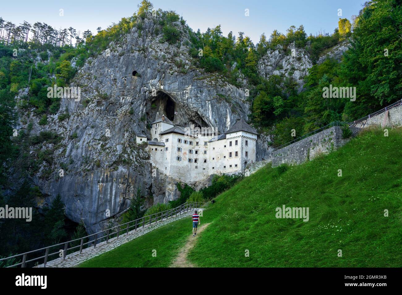 predjama Burg in einem Berg in der Natur in der Nähe von postojna Höhle gebaut. Stockfoto