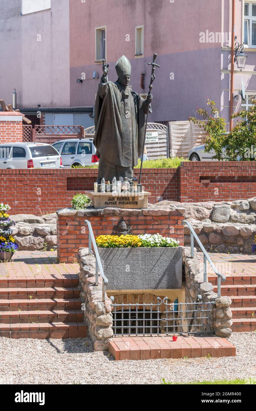 Bytow, Polen - 31. Mai 2021: Skulptur von Johannes Paul II. Stockfoto