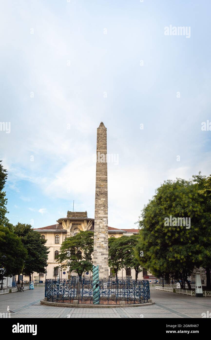 Ummauerter Obelisk oder Freimaurerwerk Obelisk, ein römisches Denkmal in Form eines Obelisken im ehemaligen Hippodrom von Konstantinopel, heute Sultanahmet-Platz Stockfoto