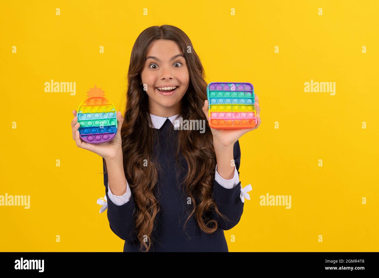 Staunendes Kind präsentiert popit Silikon sensorische Fidget Spielzeug, Anti-Stress-Spielzeug Stockfoto