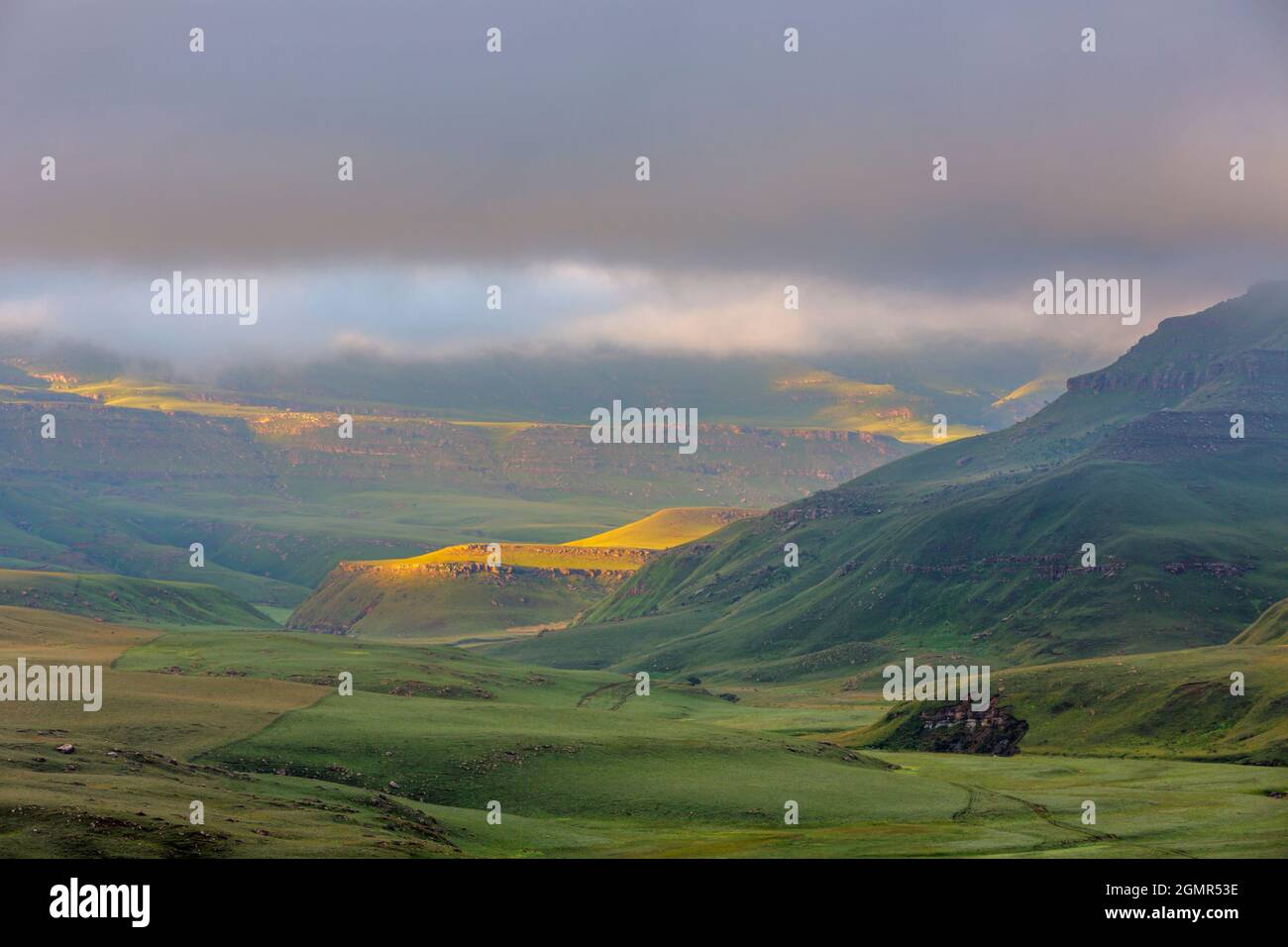 Sonne bricht durch Wolken im Tal Stockfoto