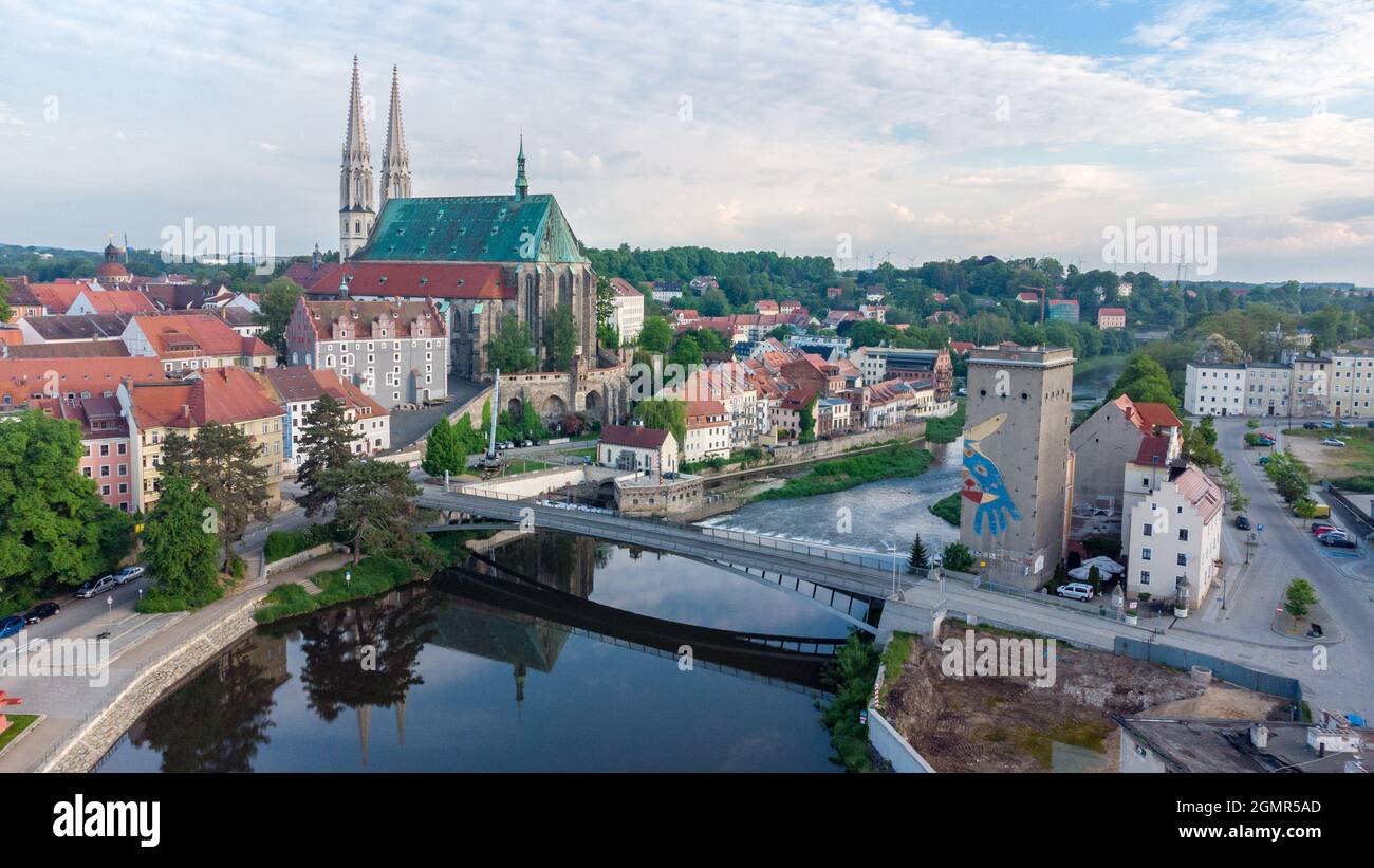 Zgorzelec, Polen - 2. Juni 2021: Luftaufnahme der Lausitzer Neiße, an der polnisch-deutschen Grenze, die an die deutsche Stadt Gorlitz und die polnische ZG angrenzt Stockfoto