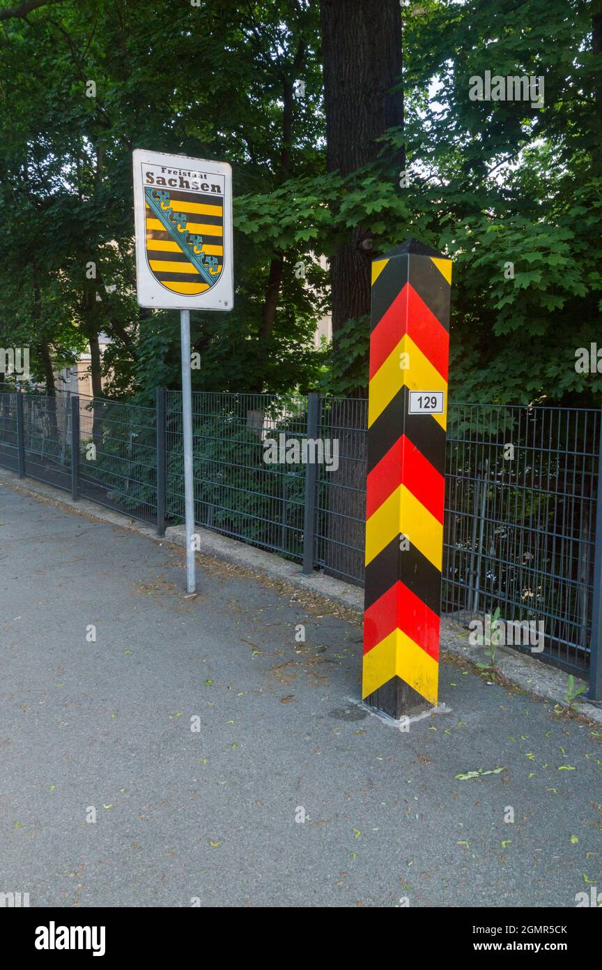 Gorlitz, Deutschland - 2. Juni 2021: Deutsches Landeszeichen und Wappen Sachsens in der Stadt Gorlitz. Grenzposten an der Grenze zwischen Polen und Deutschland Stockfoto