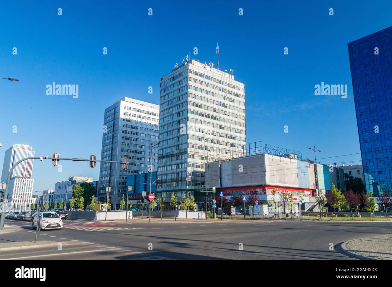 Lodz, Polen - 7. Juni 2021: Avenue des Marschalls Jozef Pilsudski in Lodz. Stockfoto