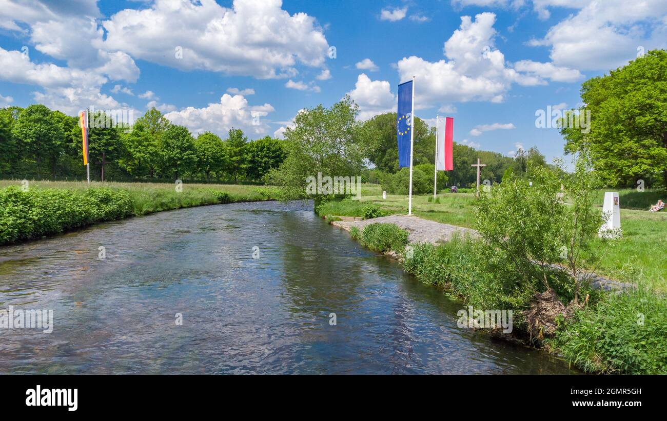 Dreipunkt von Deutschland, Tschechien und Polen. Die Grenze zu drei Ländern liegt an der Lausitzer Neiße. Stockfoto