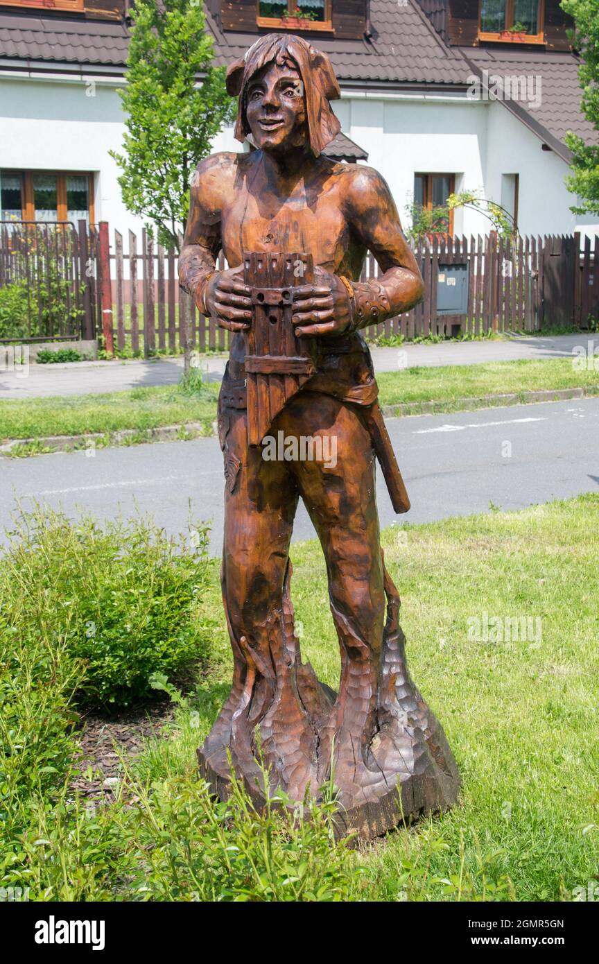 Cesky Tesin, Tschechische Republik - 5. Juni 2021: Holzskulptur mit Flöte. Stockfoto