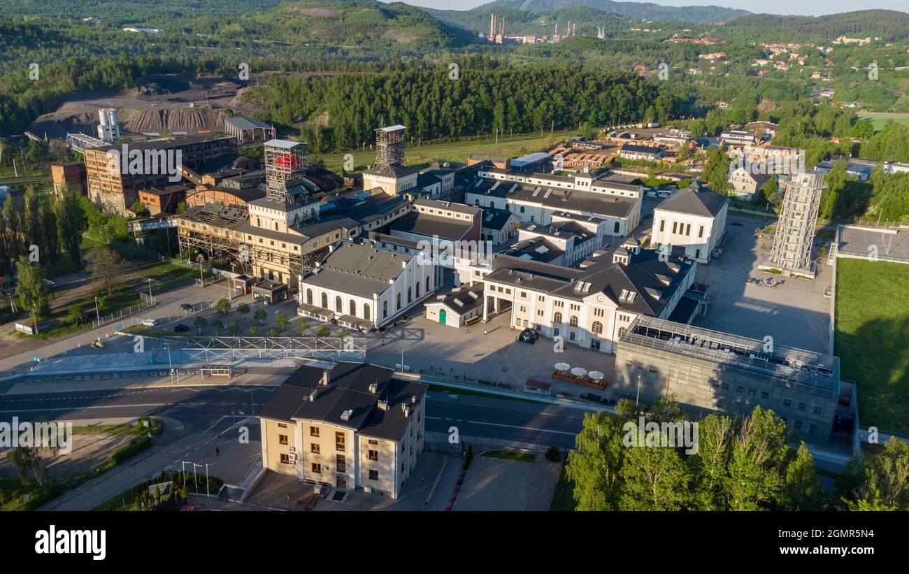 Luftaufnahme des ehemaligen Bergwerks in der Stadt Walbrzych, Polen. Jetzt Museum der Industrie und Technologie über die Geschichte des Kohlebergwerks. Stockfoto