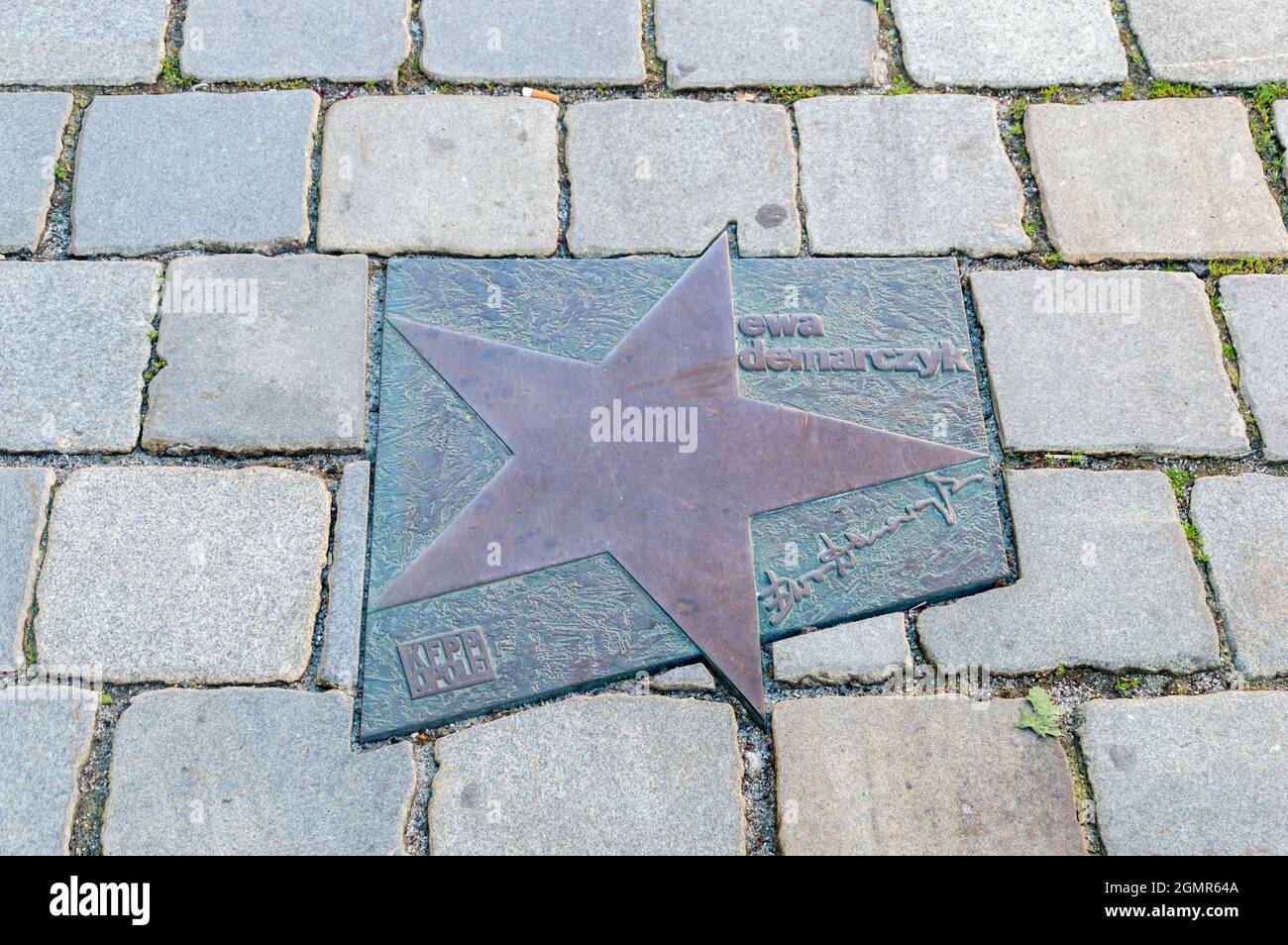 Opole, Polen - 4. Juni 2021: Star von Ewa Demarczyk auf dem Walk of Fame in Opole. Ewa Demarczyk war polnische Sängerin, die im Allgemeinen mit gesungener Poesie m verbunden war Stockfoto