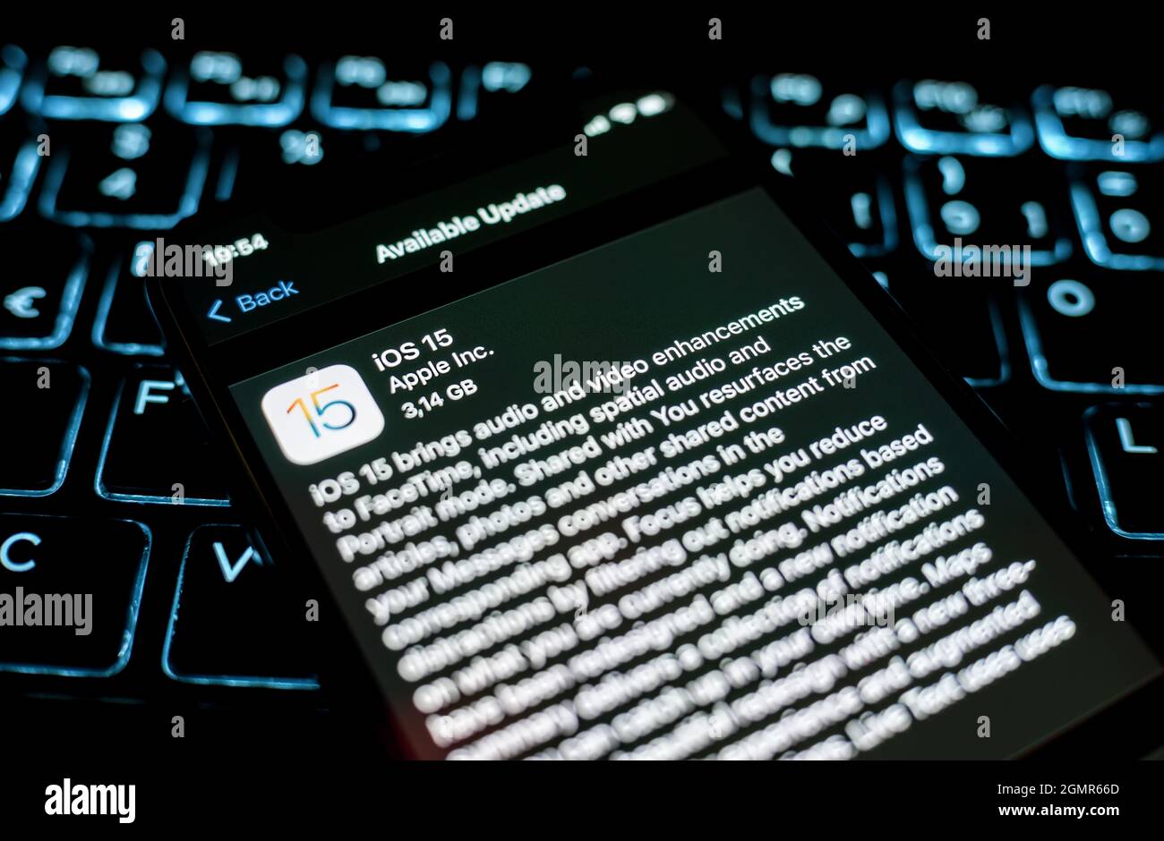Wien Österreich September 20 2021:iPhone 12 mit iOS 15 Update-Bildschirm Nahaufnahme, neues Betriebssystem für iPhone-Geräte Stockfoto