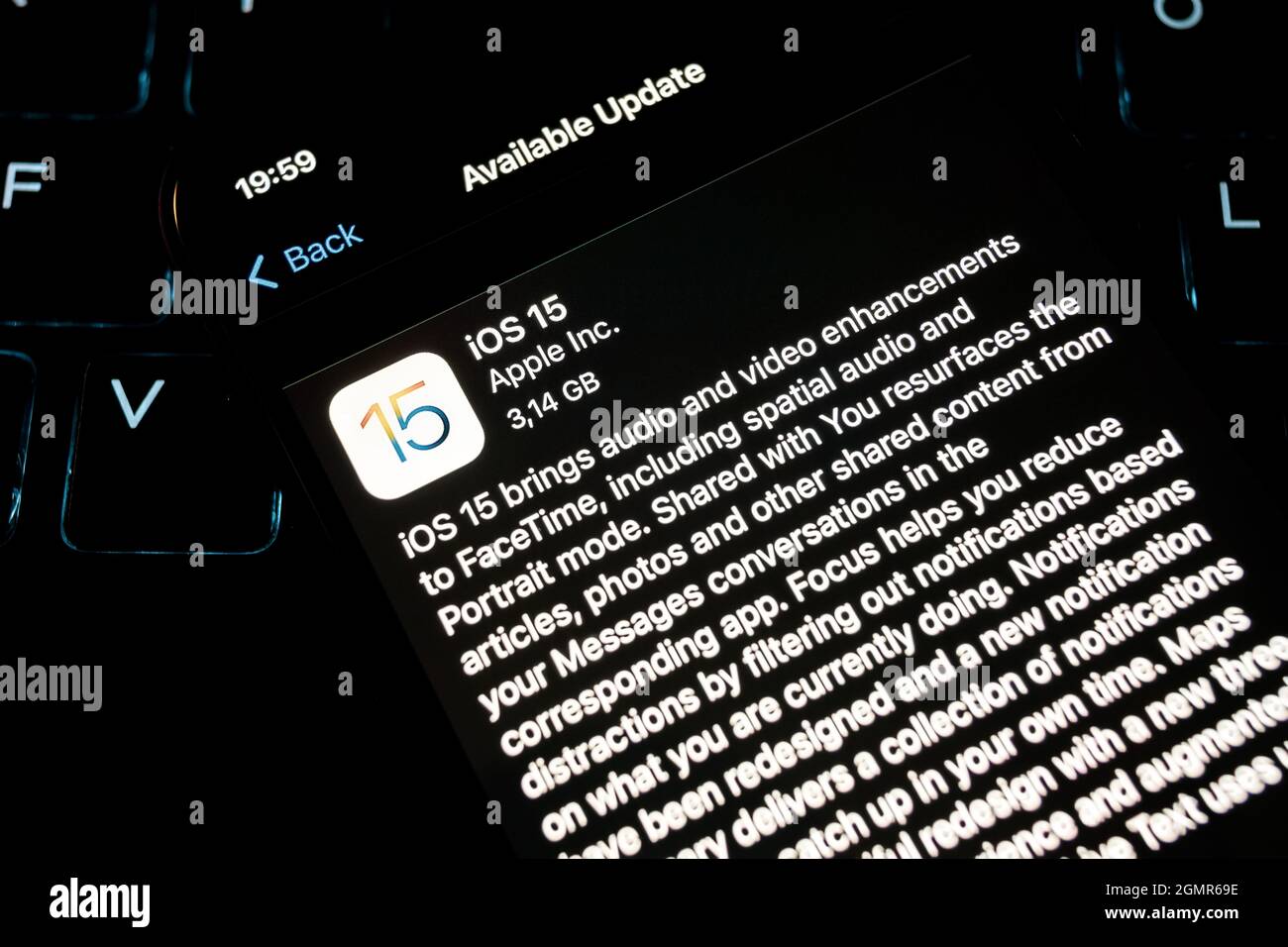 Wien Österreich September 20 2021:iPhone 12 mit iOS 15 Update-Bildschirm Nahaufnahme, neues Betriebssystem für iPhone-Geräte Stockfoto