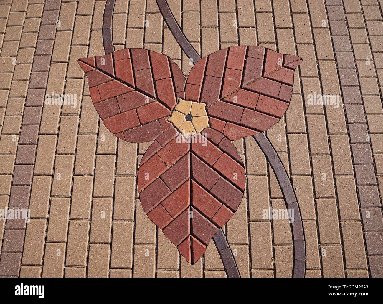 Dekorative Ziegelarbeiten mit floralem Design Stockfoto