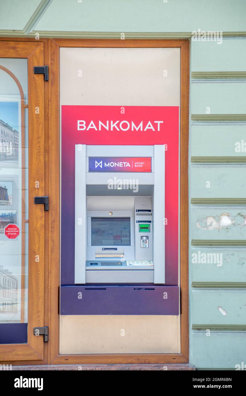 Cesky Tesin, Tschechische Republik - 5. Juni 2021: Geldautomat von Moneta. Stockfoto