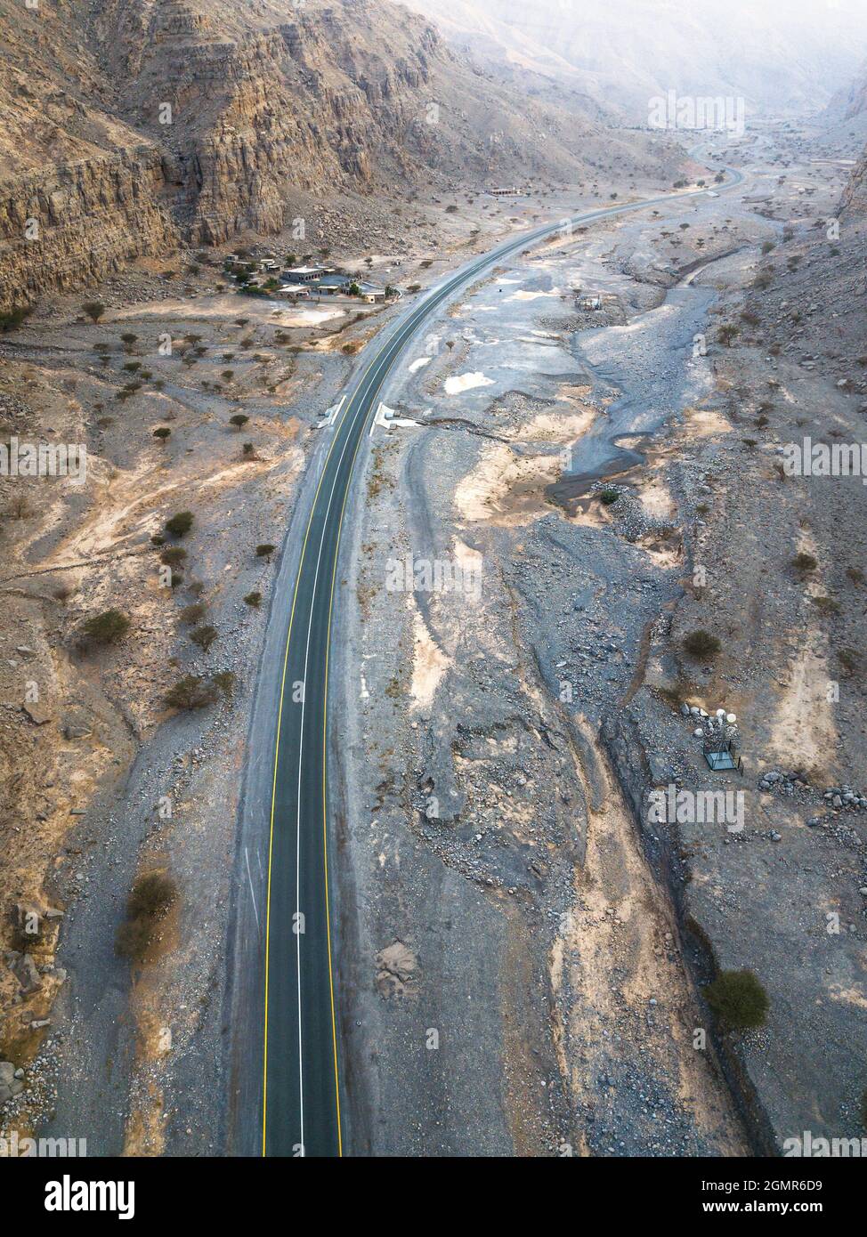 Luftaufnahme der Jebel Jais Mountain Desert Highway Road, umgeben von Sandsteinen im Emirat Ras al Khaimah der Vereinigten Arabischen Emirate Stockfoto