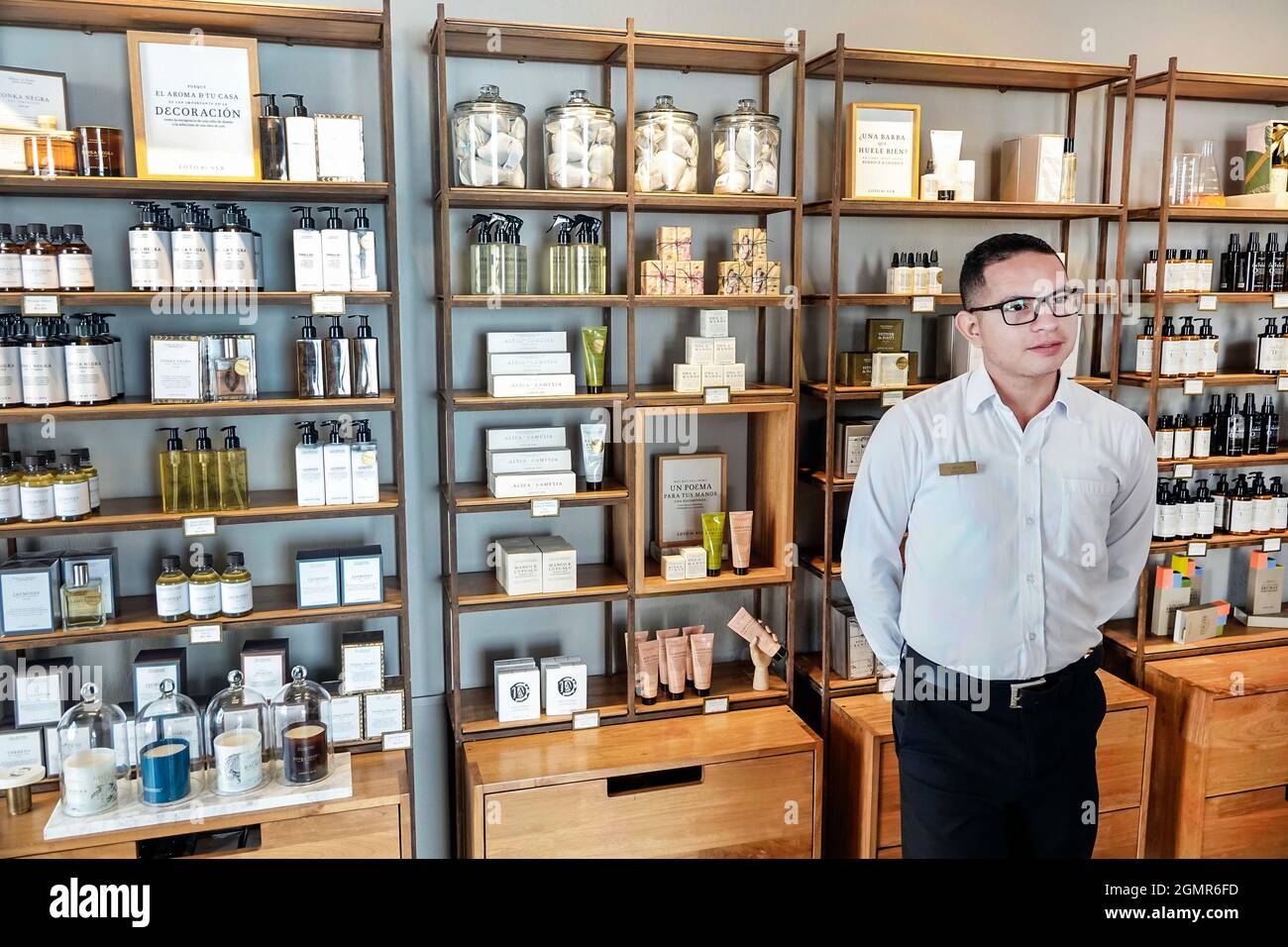 Cartagena Colombia, Loto Del Sur, Boutique, Premium botanische Schönheitlotionen Parfüms Display Verkauf im Inneren, Hispanic Mann männlich Shopping Shop busin Stockfoto