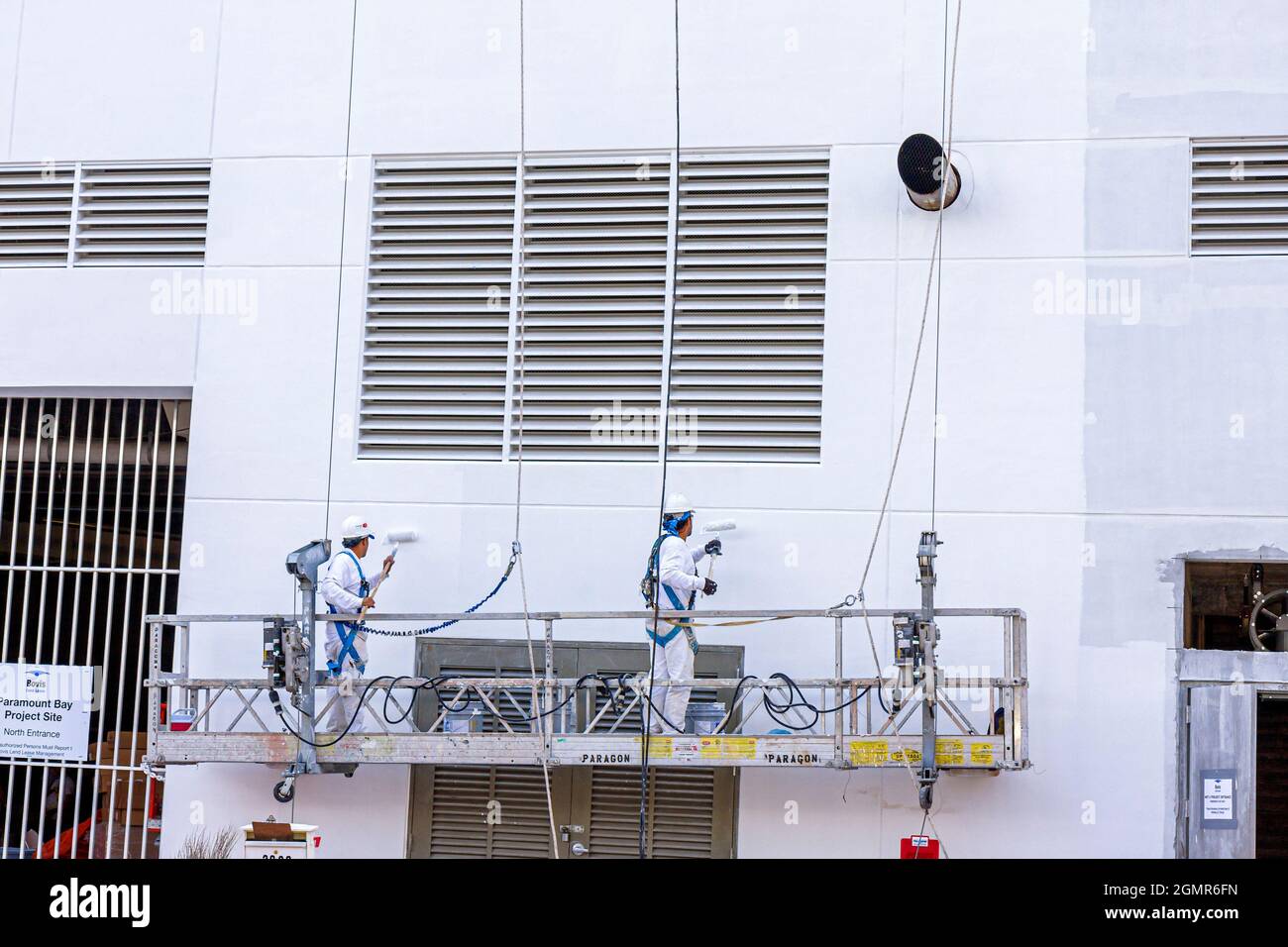 Miami Florida, Paramount Bay, unter Neubaustelle Gebäude Männer Maler Malerei Arbeiter, Schaukel Bühne erhöht Arbeitsplattform Hängelinien Stockfoto