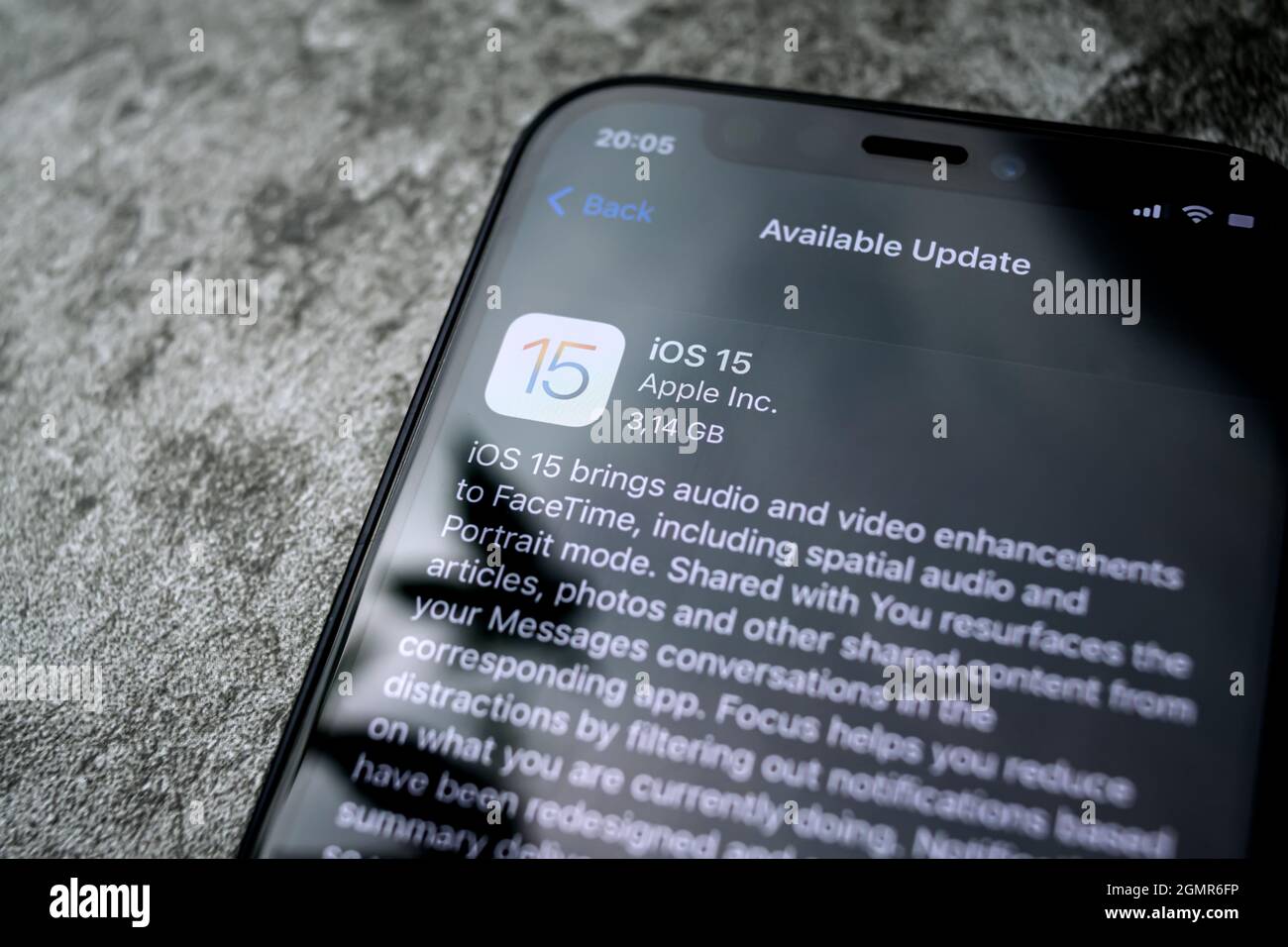 Wien Österreich September 20 2021:iPhone 12 mit iOS 15 Update-Bildschirm Nahaufnahme, neues Betriebssystem für iPhone-Geräte Stockfoto