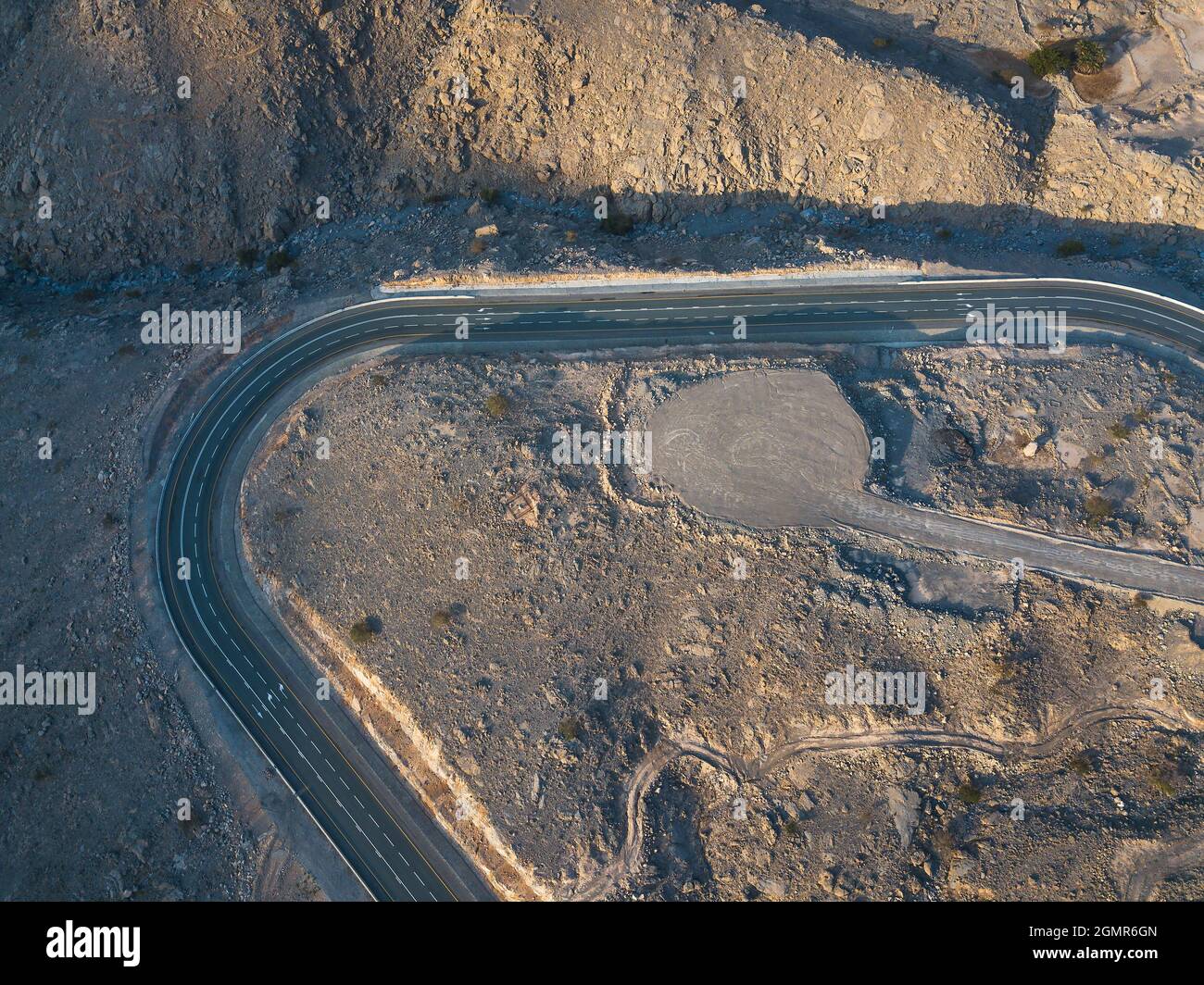 Luftaufnahme der Jebel Jais Mountain Desert Highway Road, umgeben von Sandsteinen im Emirat Ras al Khaimah der Vereinigten Arabischen Emirate Stockfoto