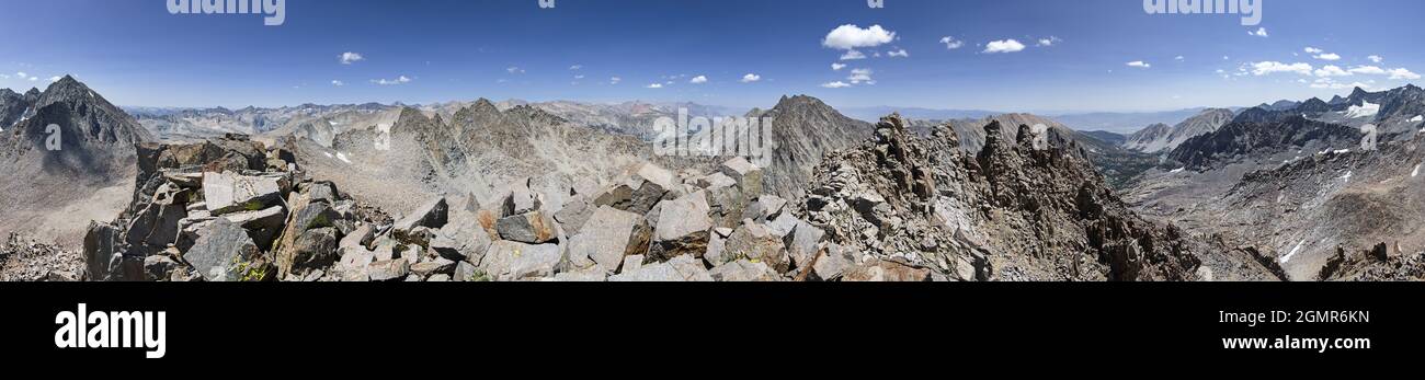 360-Grad-Panorama vom Gipfel des Gendarme Peak in den Sierra Nevada Mountains mit Blick auf die Inconsolable und Palisade Ranges Stockfoto