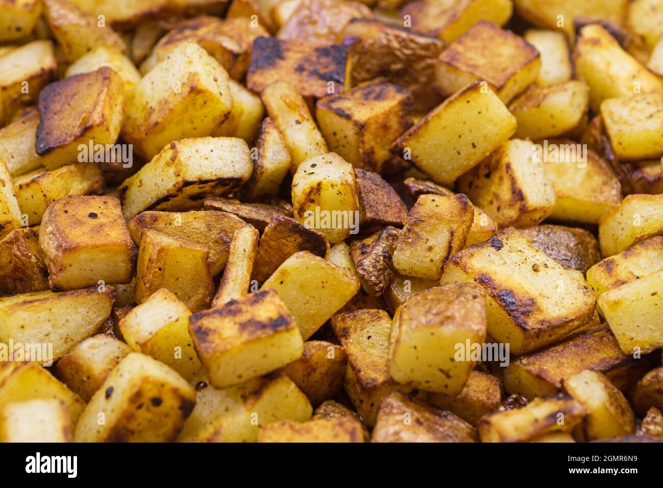 Knusprige Pommes frites, goldene Kartoffeln mit selektivem Fokus Stockfoto
