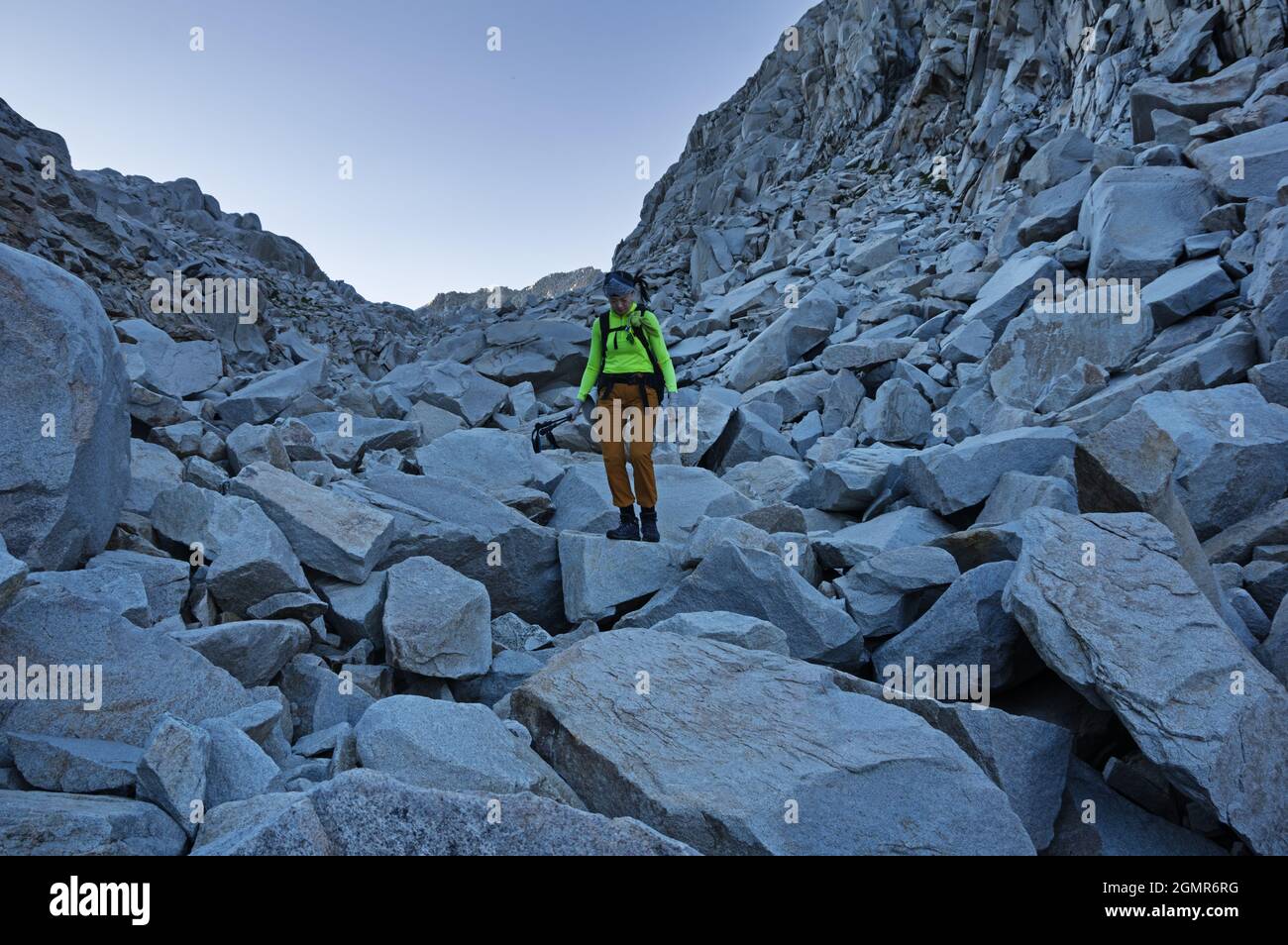 Asiatin beim Wandern auf einem Boulderfeld in den Sierra Nevada Mountains Stockfoto