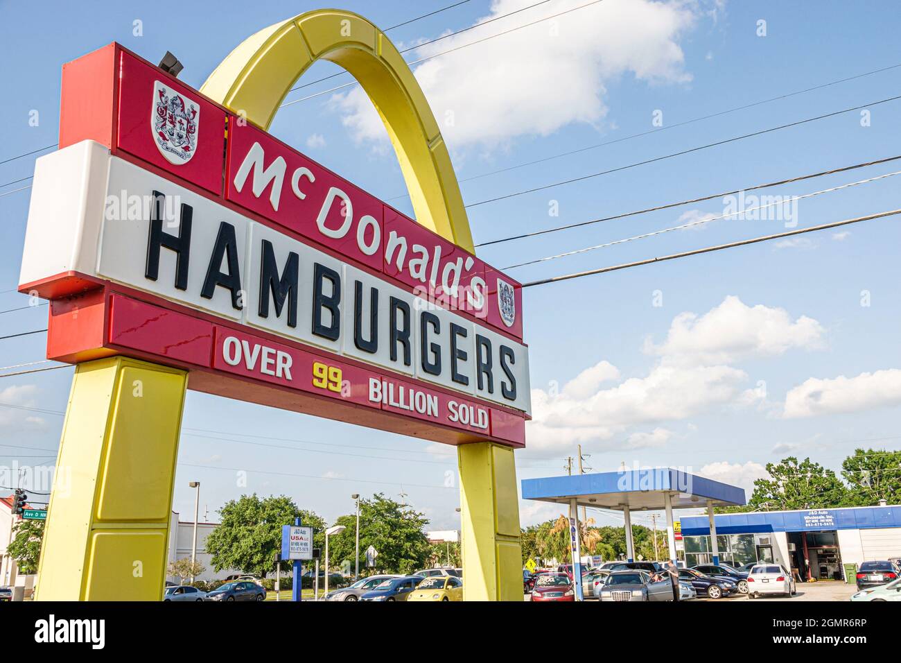 Winter Haven Florida, McDonald's Hamburgers Wappen, Familienwappen Restaurant außen goldener Bogen Vintage Zeichen Stockfoto