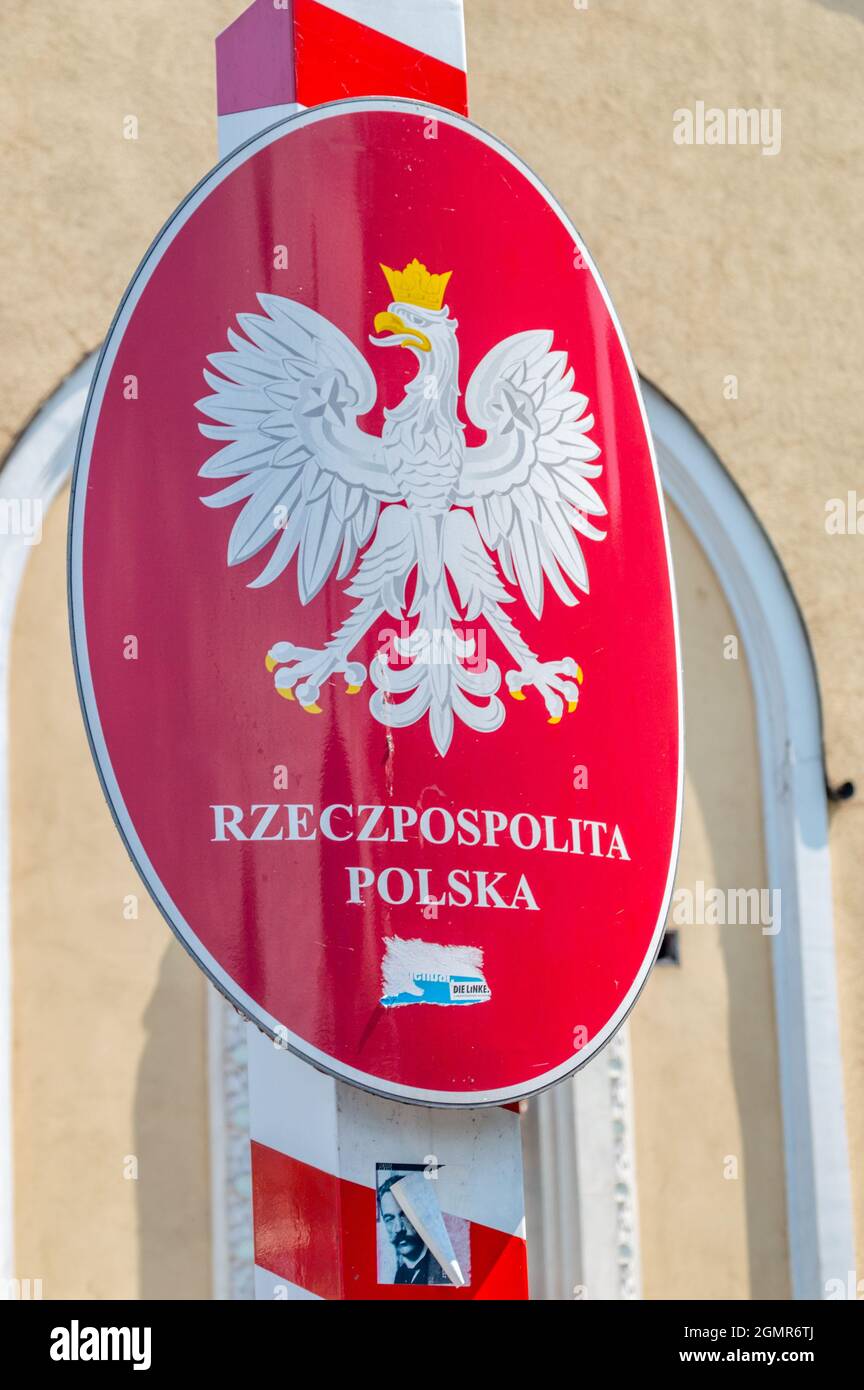 Cieszyn, Polen - 5. Juni 2021: Wappen Polens, weißer, gekrönter Adler mit goldenem Schnabel und Krallen, auf rotem Grund. Stockfoto