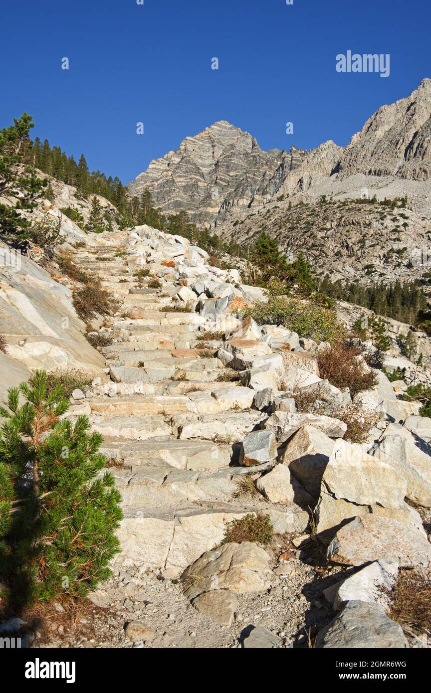 Rock Steps auf dem Pine Creek Trail mit Peppermint Peak in der Ferne Stockfoto