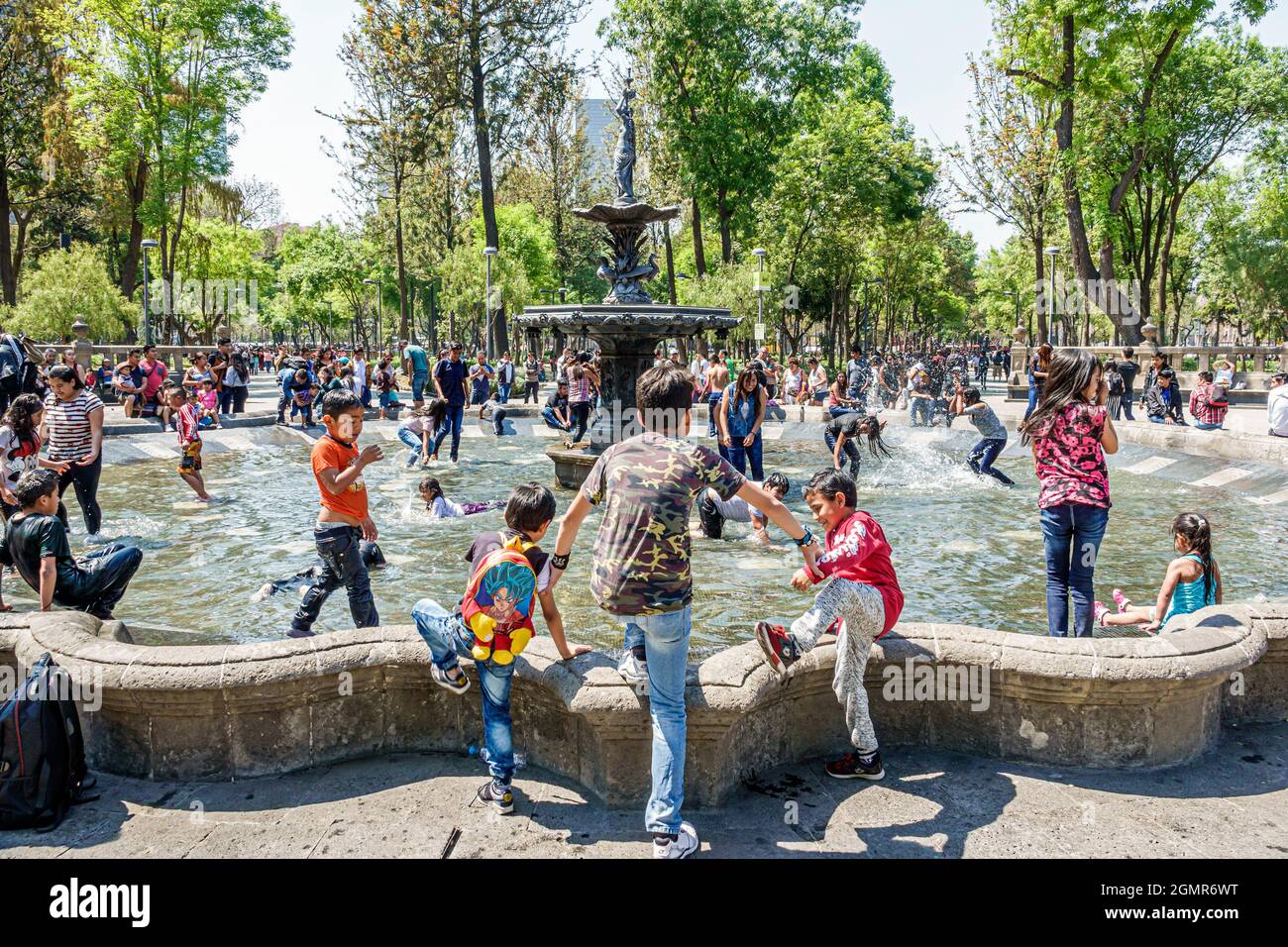 Mexiko-Stadt, Mexikanisch, Central Park Alameda, öffentlicher Stadtpark, Brunnen mit überlaufenen Gewässern, hispanische Kinder, die planschende Wattfamilien spielen Stockfoto