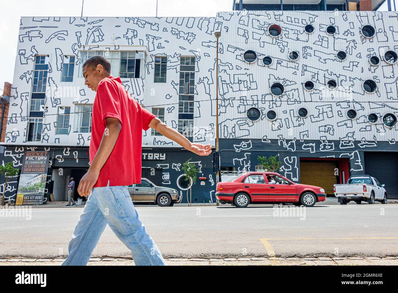 Johannesburg Südafrika, Maboneng District Commissioner Street, Kunst auf der Main Rocket Factory, Gebäude Wandgemälde Black African man männlich Fußgänger Stockfoto