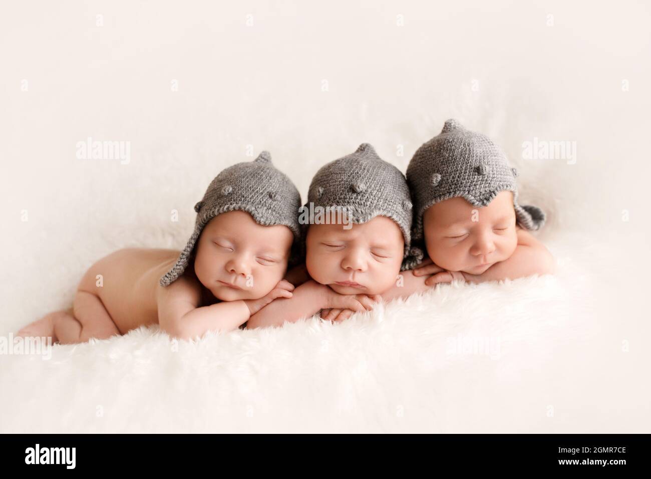 Neugeborene Jungen in Rittermützen. Stockfoto