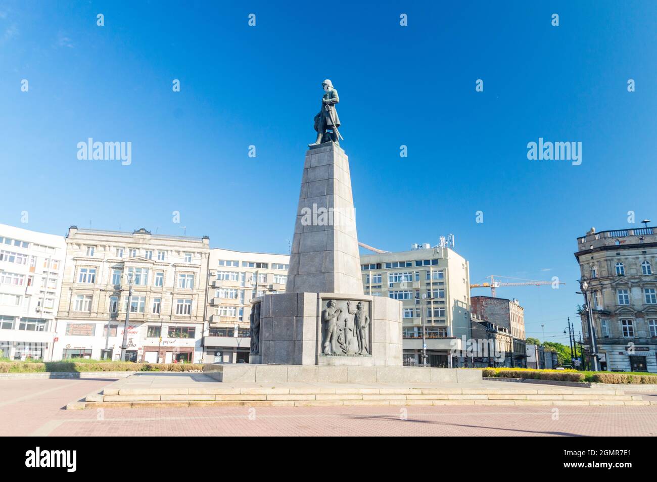 Lodz, Polen - 7. Juni 2021: Tadeusz Kosciuszko Denkmal auf dem Platz der Freiheit. Denkmal von Mieczysław Lubelski entworfen und im Jahr 1930 errichtet. Stockfoto