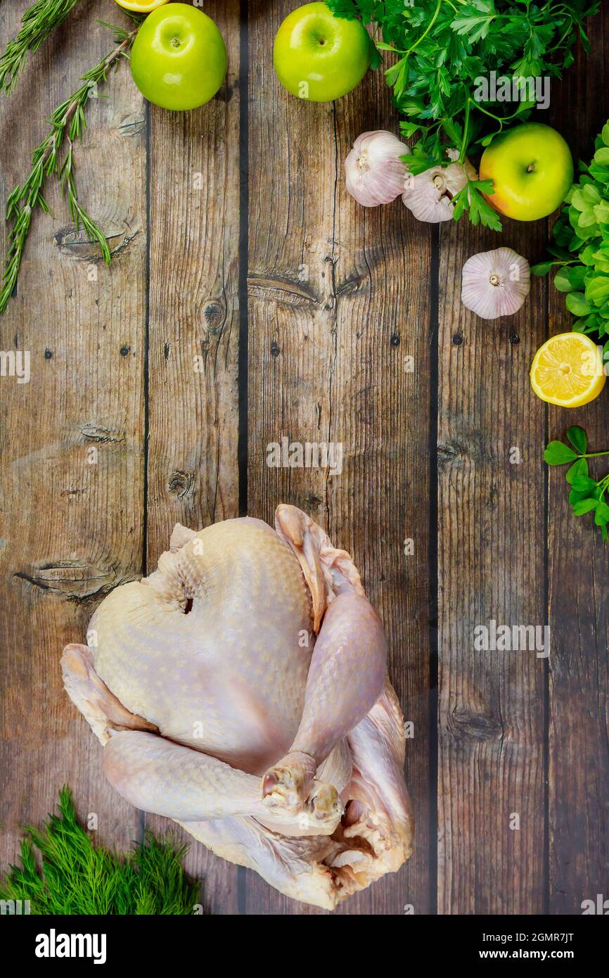 Roher truthahn mit Kochzutaten und Kräutern auf Holzoberfläche. Draufsicht. Stockfoto