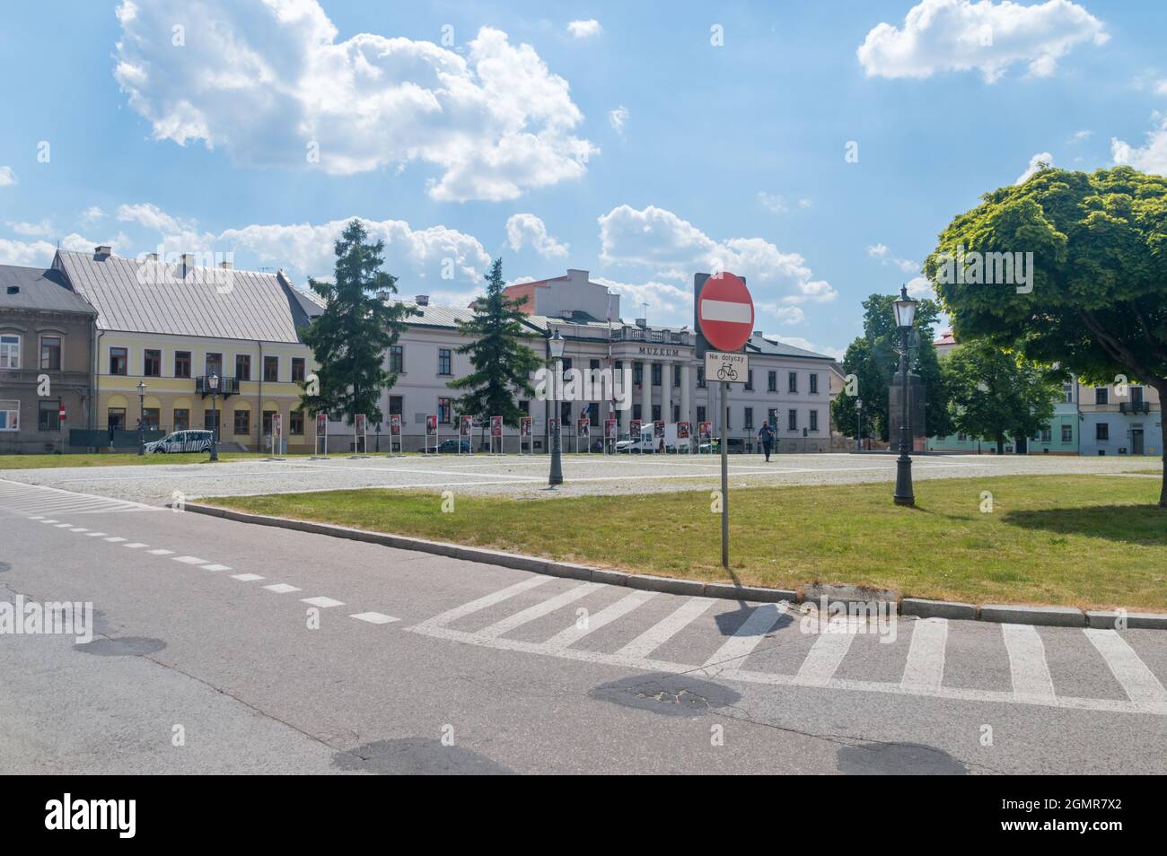 Radom, Polen - 7. Juni 2021: Marktplatz mit Museum von Jacek Malczewski. Stockfoto