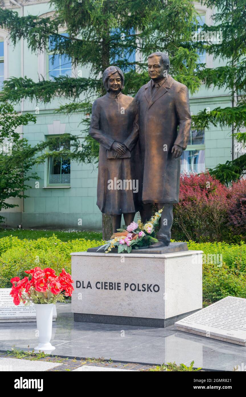 Radom, Polen - 7. Juni 2021: Denkmal für Lech und Maria Kaczynski. Stockfoto