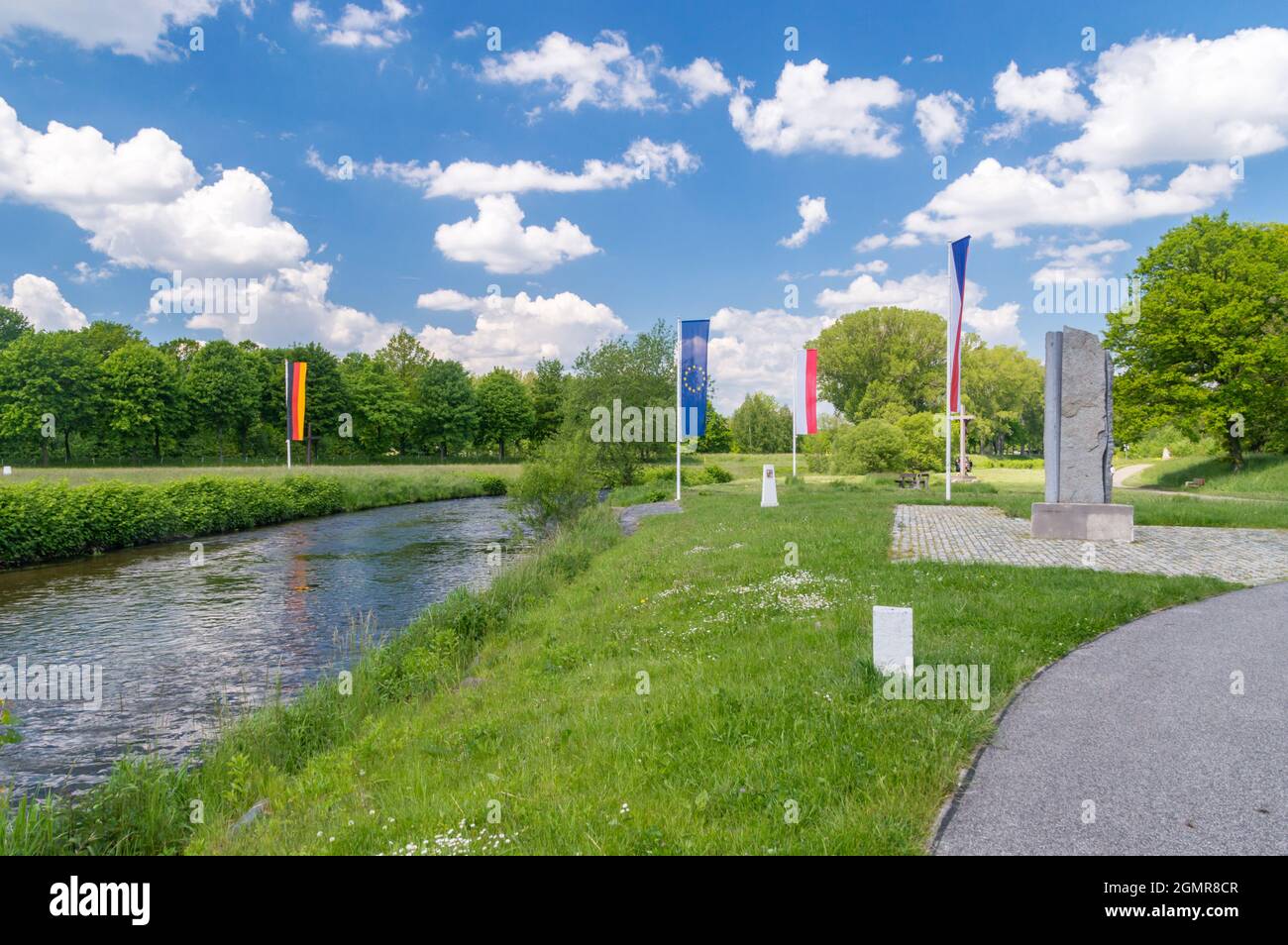Lausitzer Neiße mit Flaggen der Tschechischen Republik, Deutschlands, der Europäischen Union und Polens an der Grenze zu drei Ländern. Stockfoto