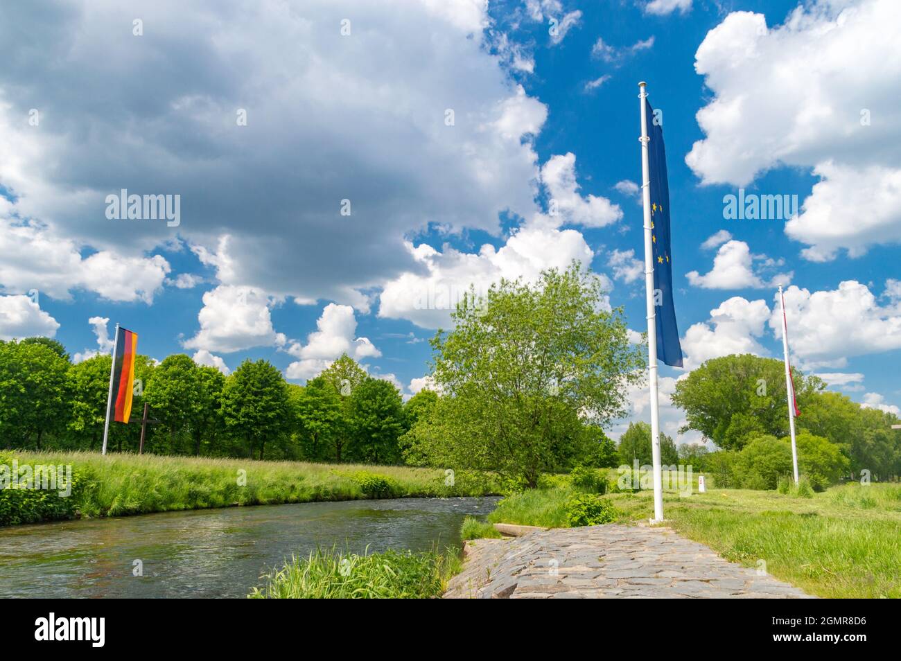 Lausitzer Neiße mit Flaggen von Deutschland, der Europäischen Union und Polen in Sudeten an der Grenze zu drei Ländern. Stockfoto