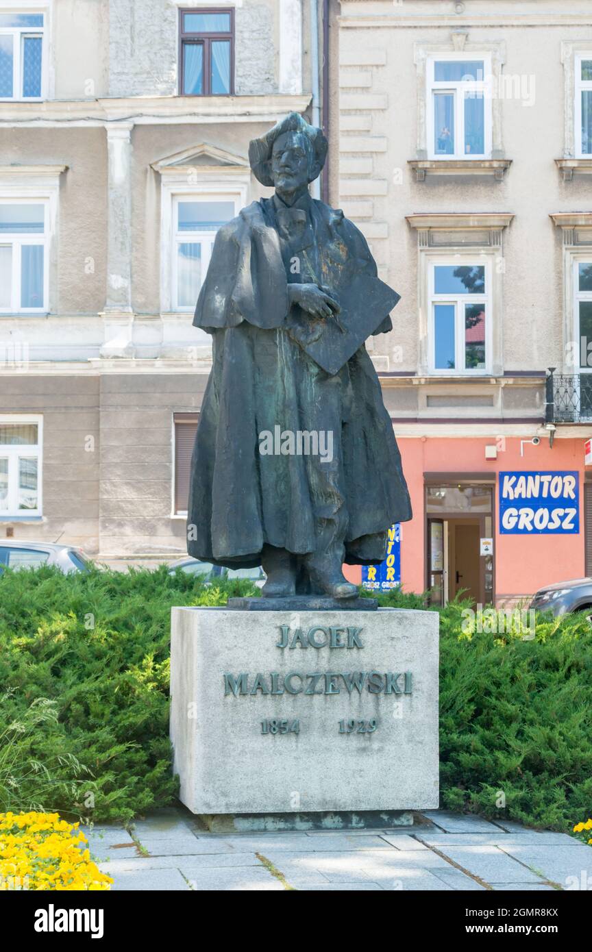 Radom, Polen - 7. Juni 2021: Denkmal für Jacek Malczewski, polnischer Symbolmaler, der zu den verehrten Malern Polens zählt. Stockfoto