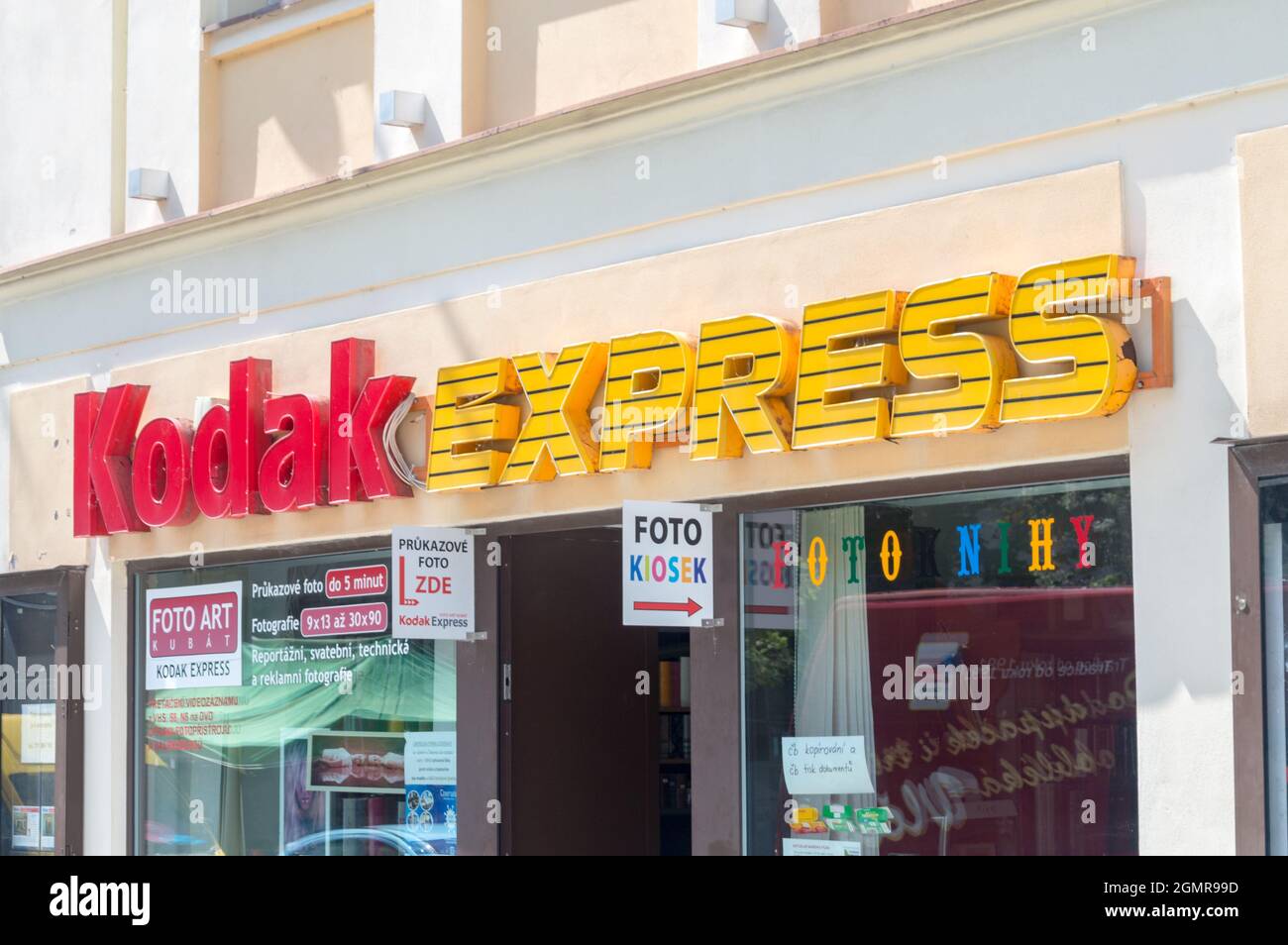 Liberec, Tschechische Republik - 2. Juni 2021: Logo von Kodak Express. Kodak Express ist das weltweit größte Netzwerk zur Fotobearbeitung von Marken, das 41 c betreibt Stockfoto