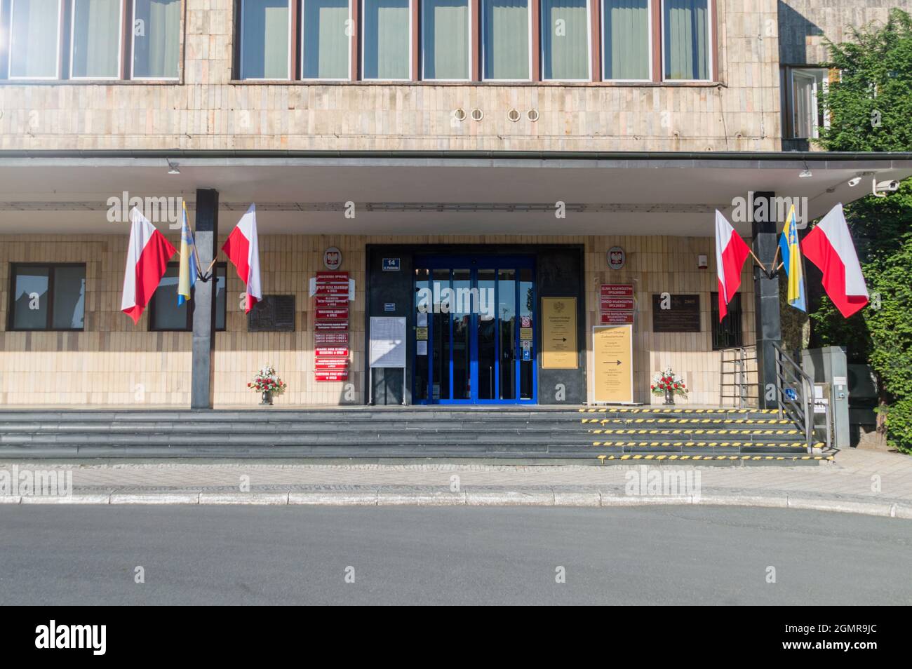 Opole, Polen - 4. Juni 2021: Eingang zum Woiwodschaftsbüro Opole. Stockfoto
