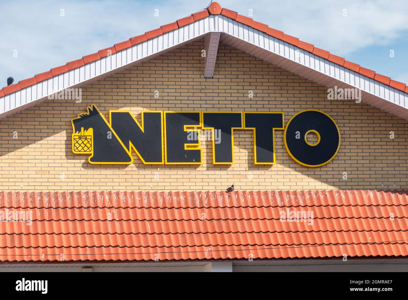 Swiebodzin, Polen - 1. Juni 2021: Logo und Zeichen des Netto dänischen Discountsupermarktes. Stockfoto