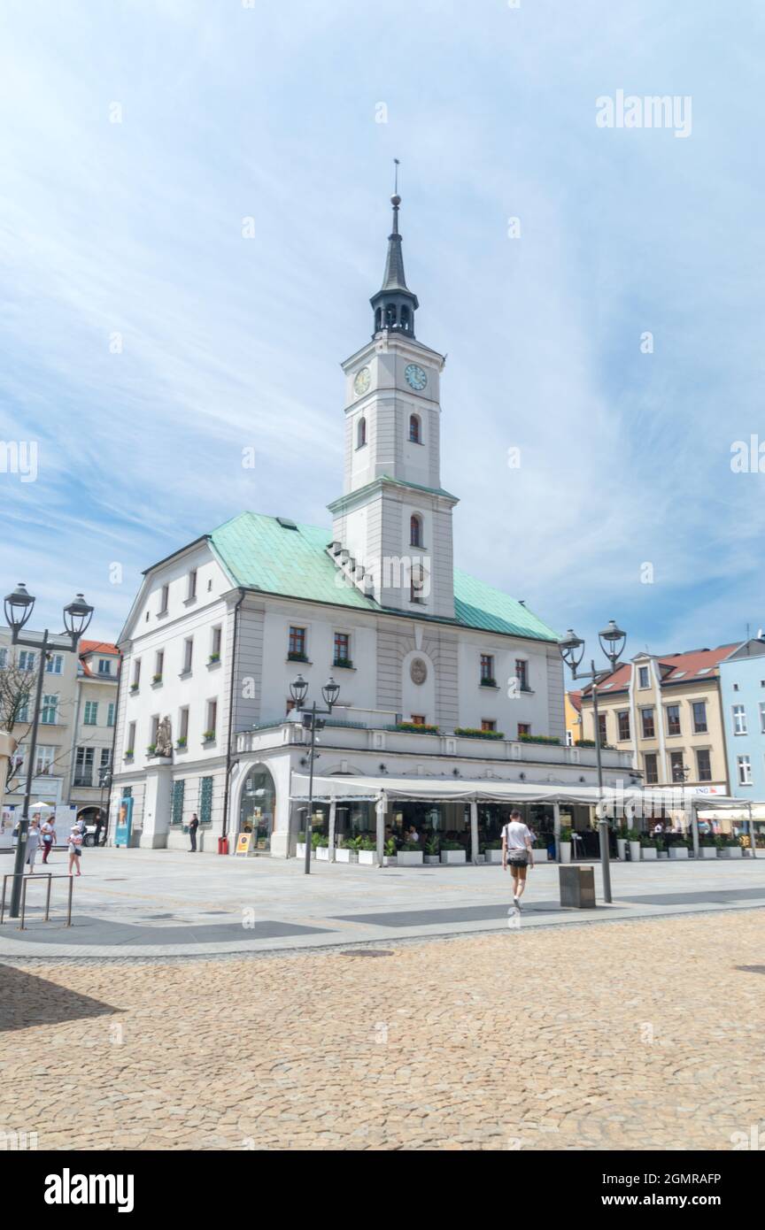 Gliwice, Polen - 4. Juni 2021: Rathaus auf dem Marktplatz in Gliwice. Stockfoto